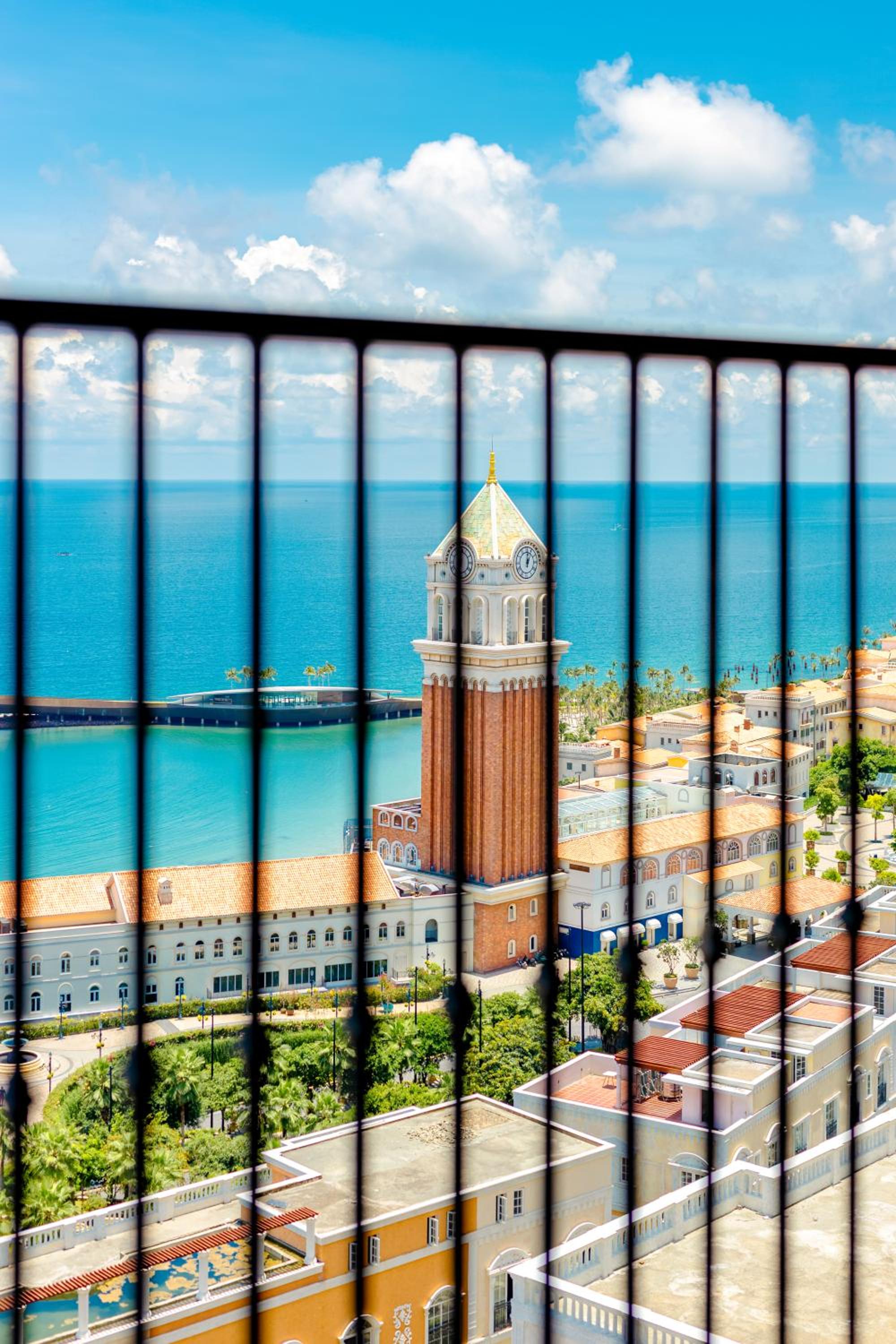 One-Bedroom Apartment with Balcony and Sea View - Photo 11