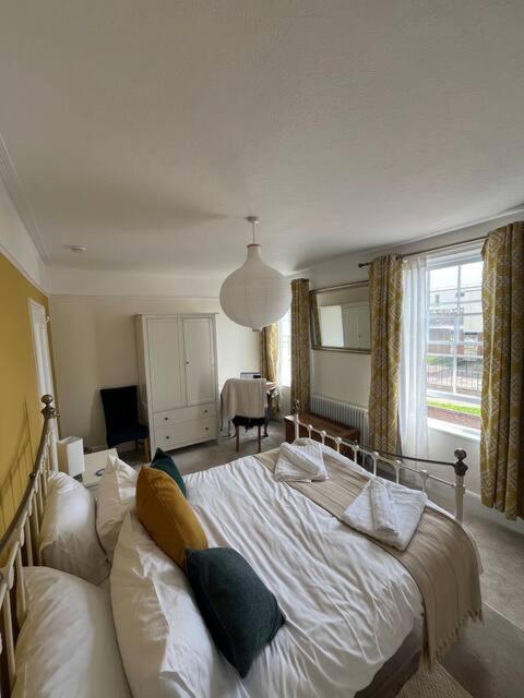 Three-Bedroom House photo 3