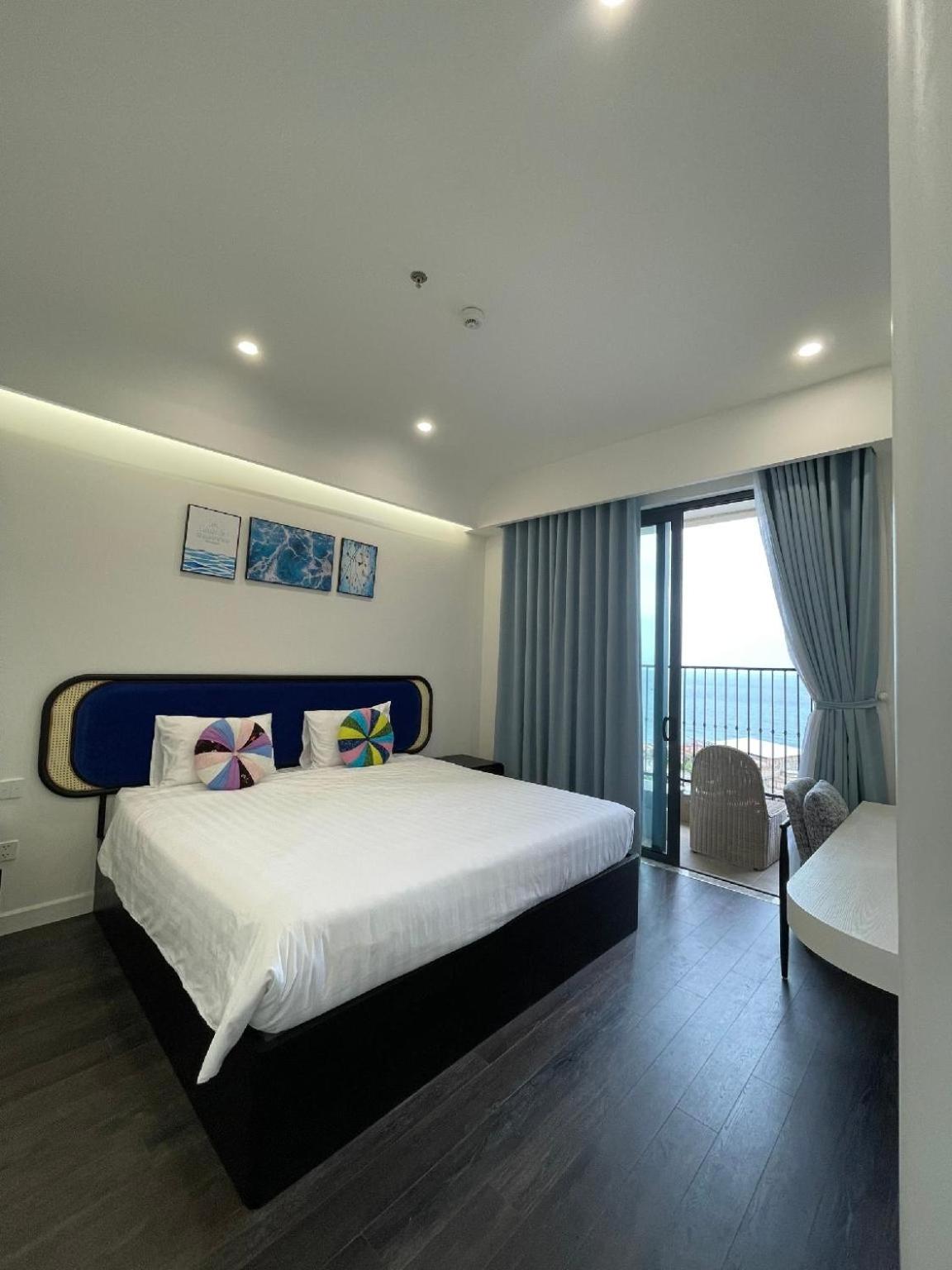 One-Bedroom Apartment with Balcony and Sea View - Photo 10