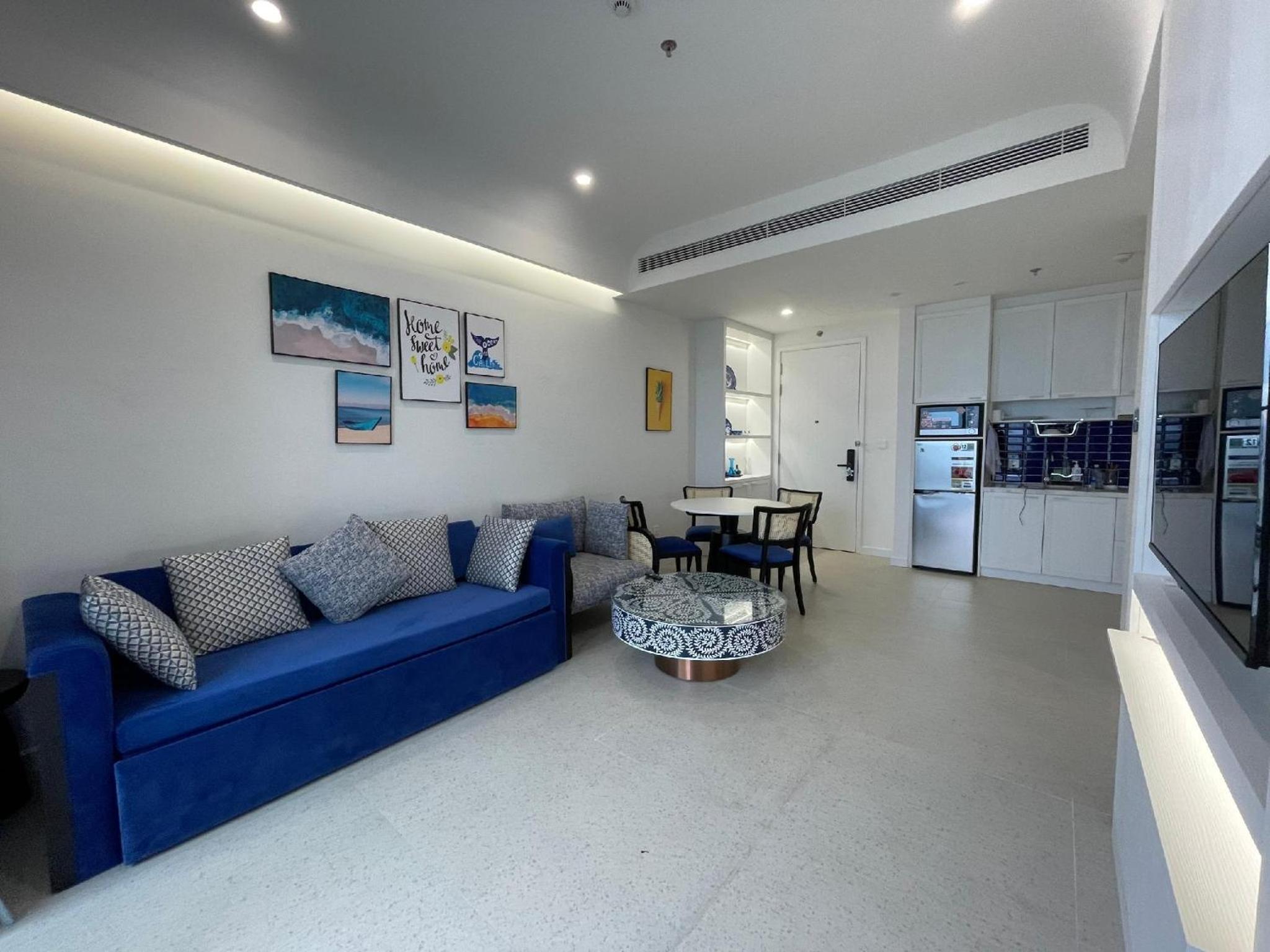 One-Bedroom Apartment with Balcony and Sea View - Photo 3