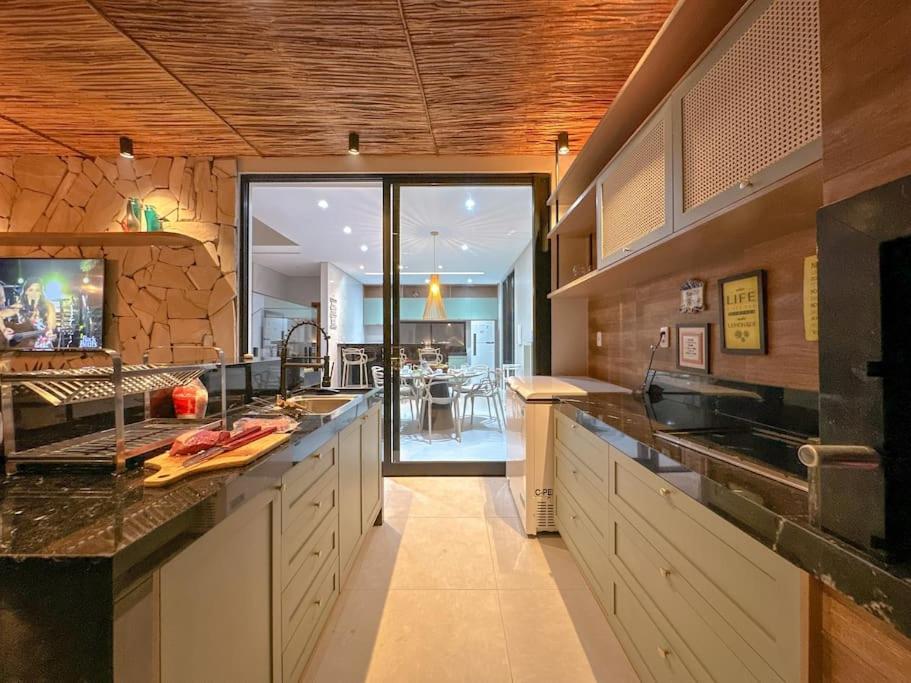 Five-Bedroom House photo 3