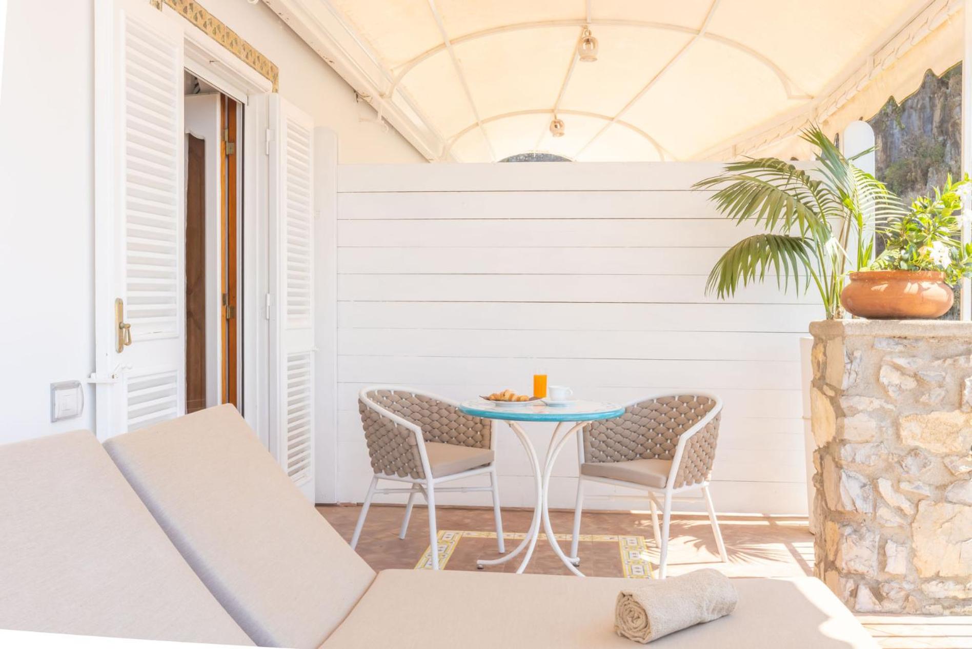 Deluxe Double Room with Balcony and Sea View photo 3