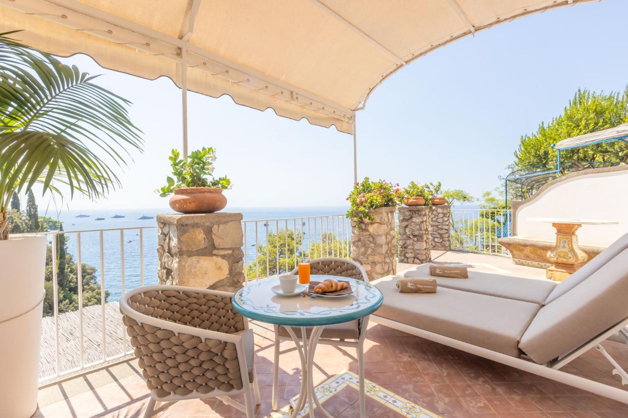Deluxe Double Room with Balcony and Sea View photo 2