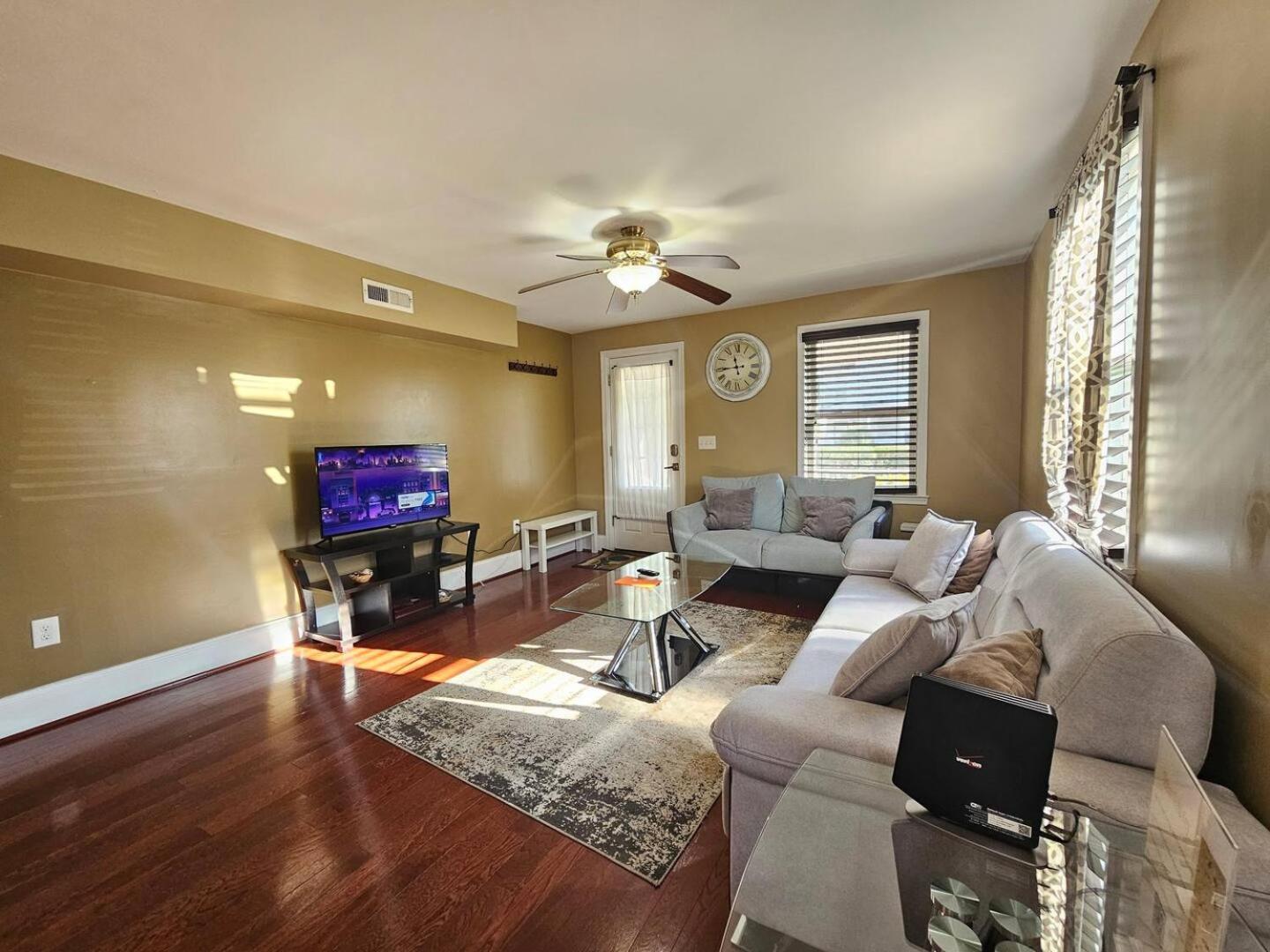 Family Room with Private Bathroom photo 3