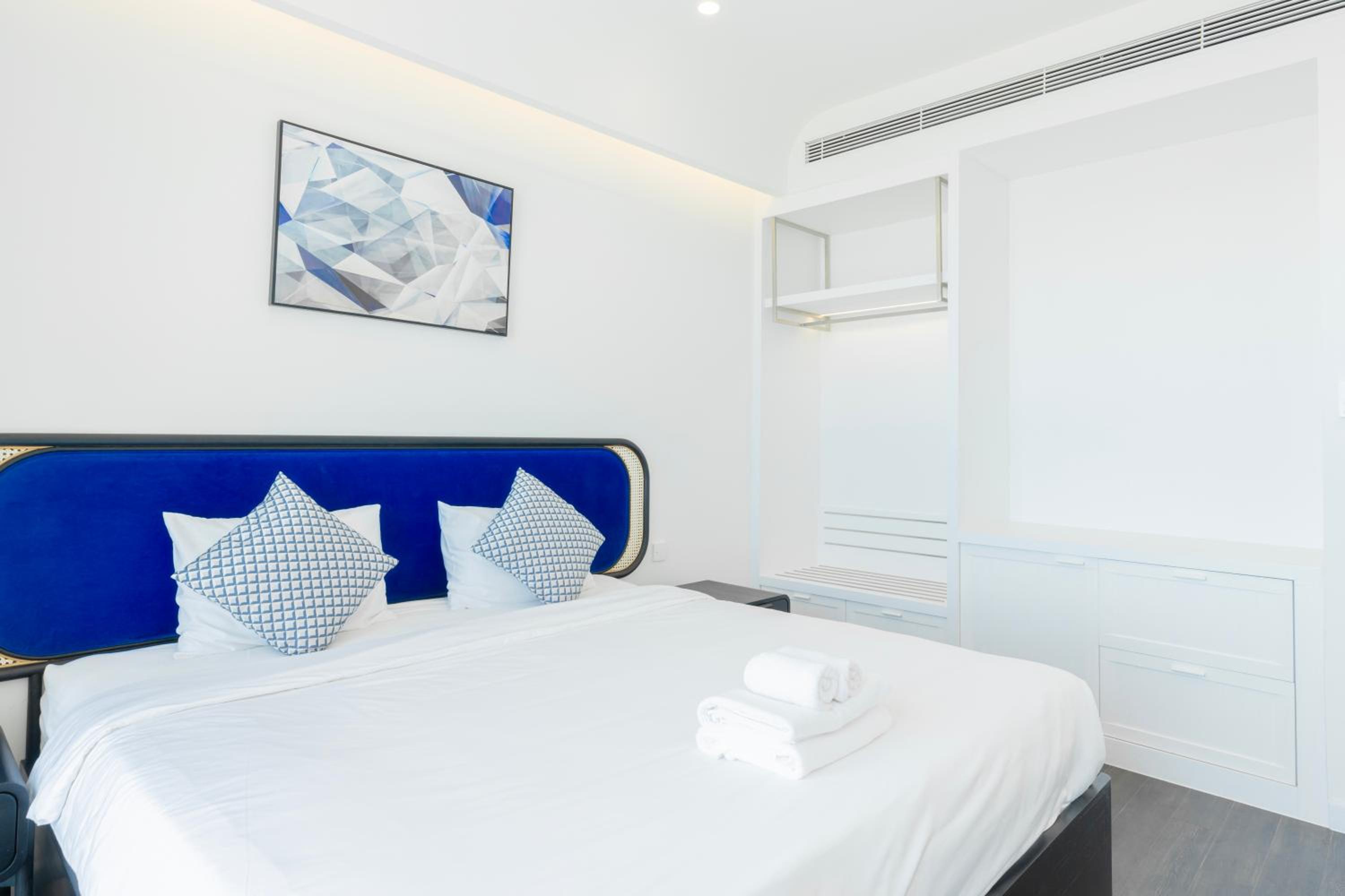 Three-Bedroom Apartment with Ocean View - Photo 18