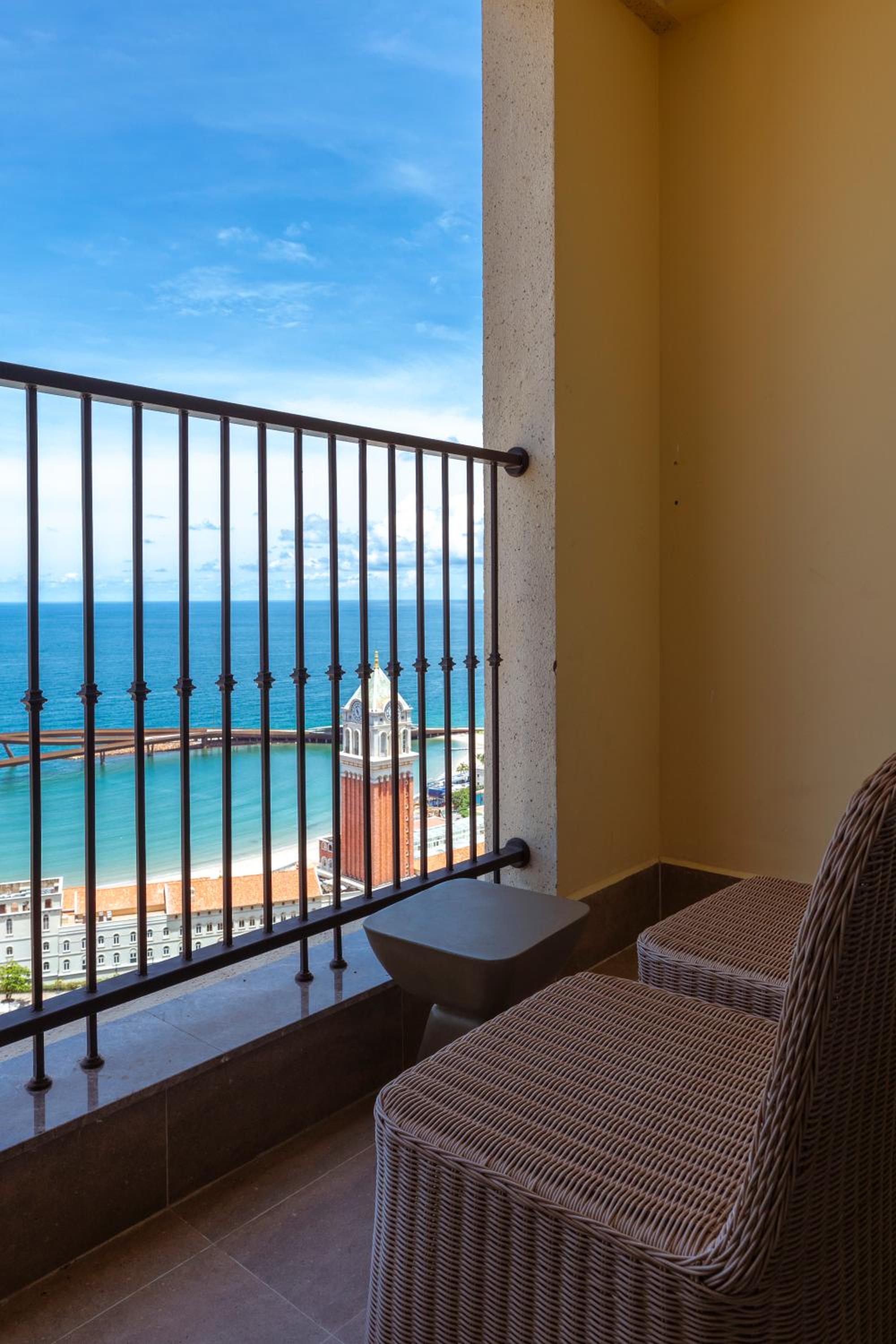 Three-Bedroom Apartment with Ocean View - Photo 23