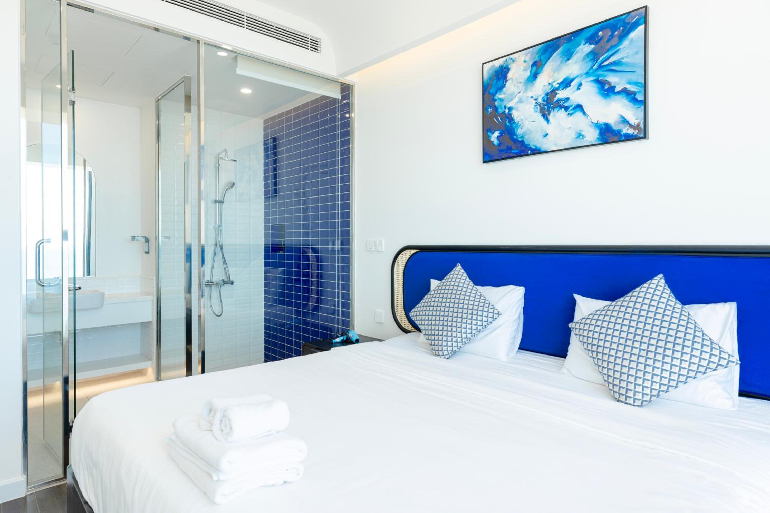 Three-Bedroom Apartment with Ocean View - Photo 7