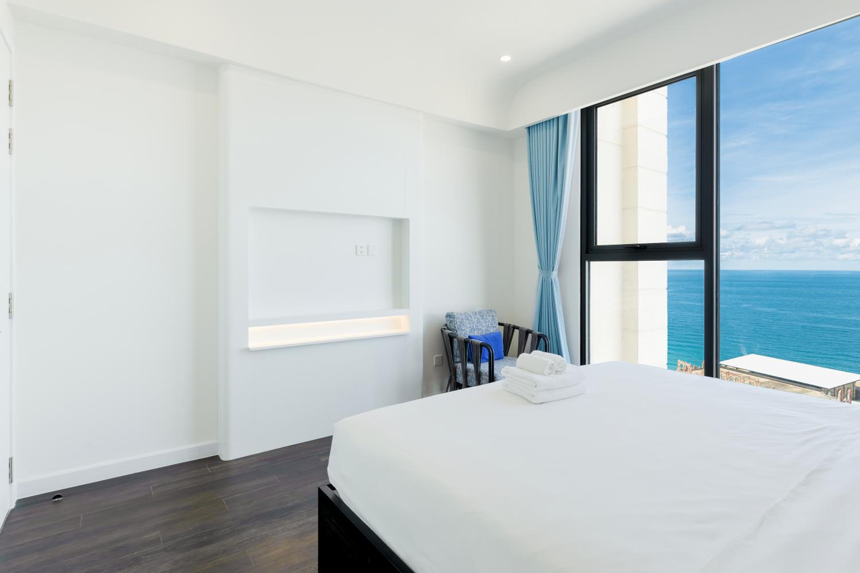 Three-Bedroom Apartment with Ocean View - Photo 9
