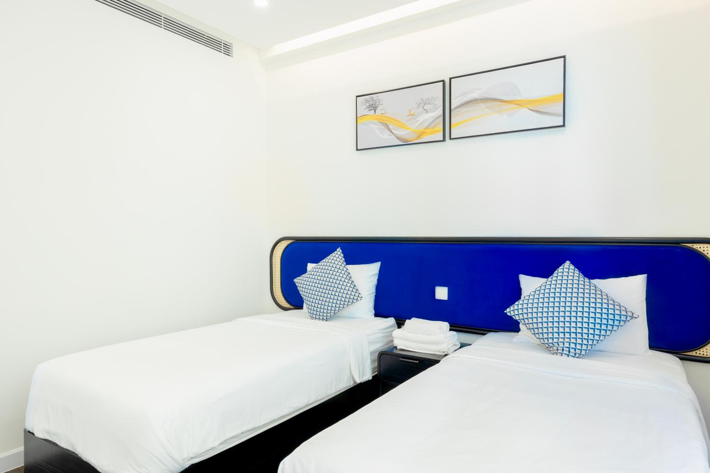Three-Bedroom Apartment with Ocean View - Photo 8