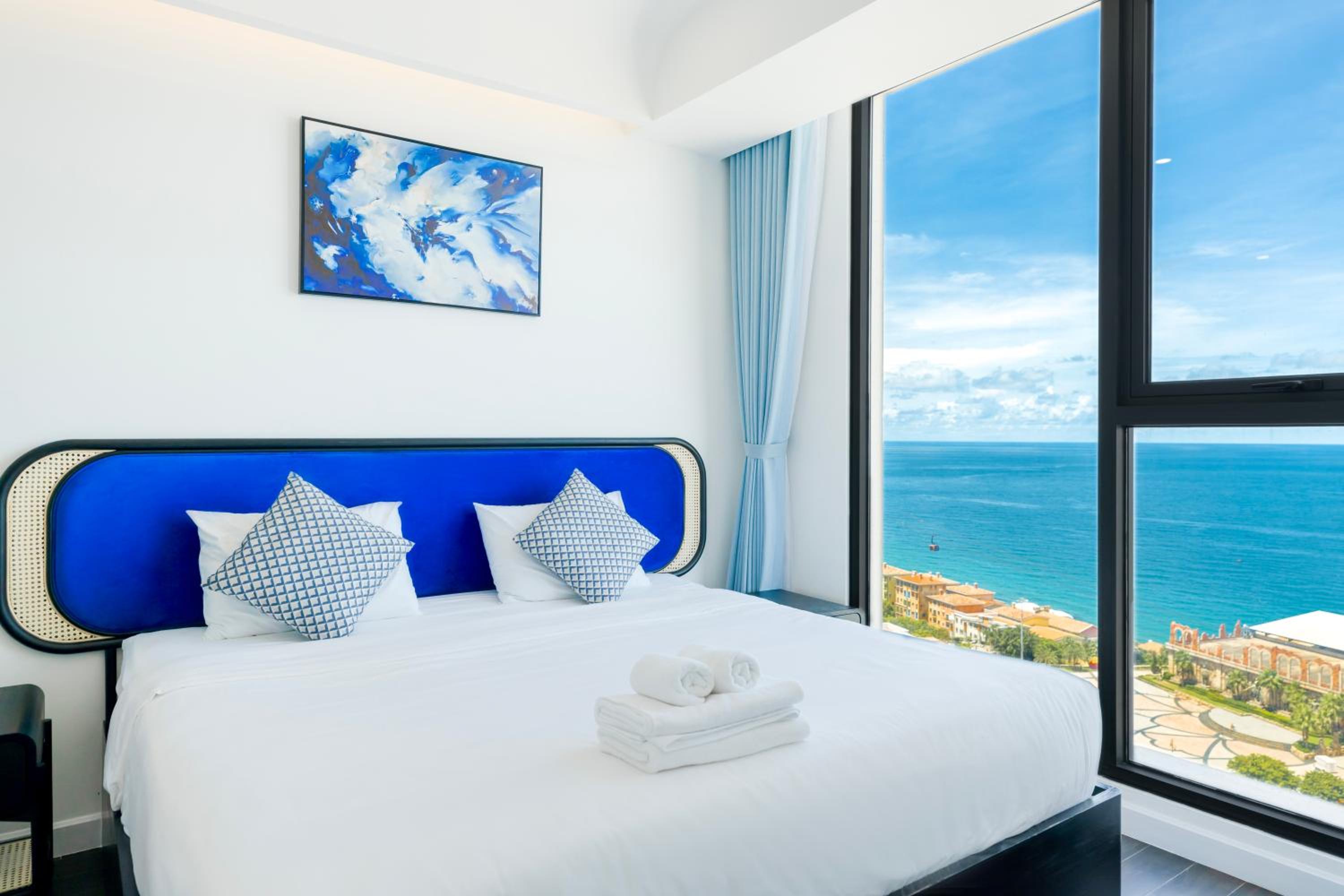 Three-Bedroom Apartment with Ocean View - Photo 12