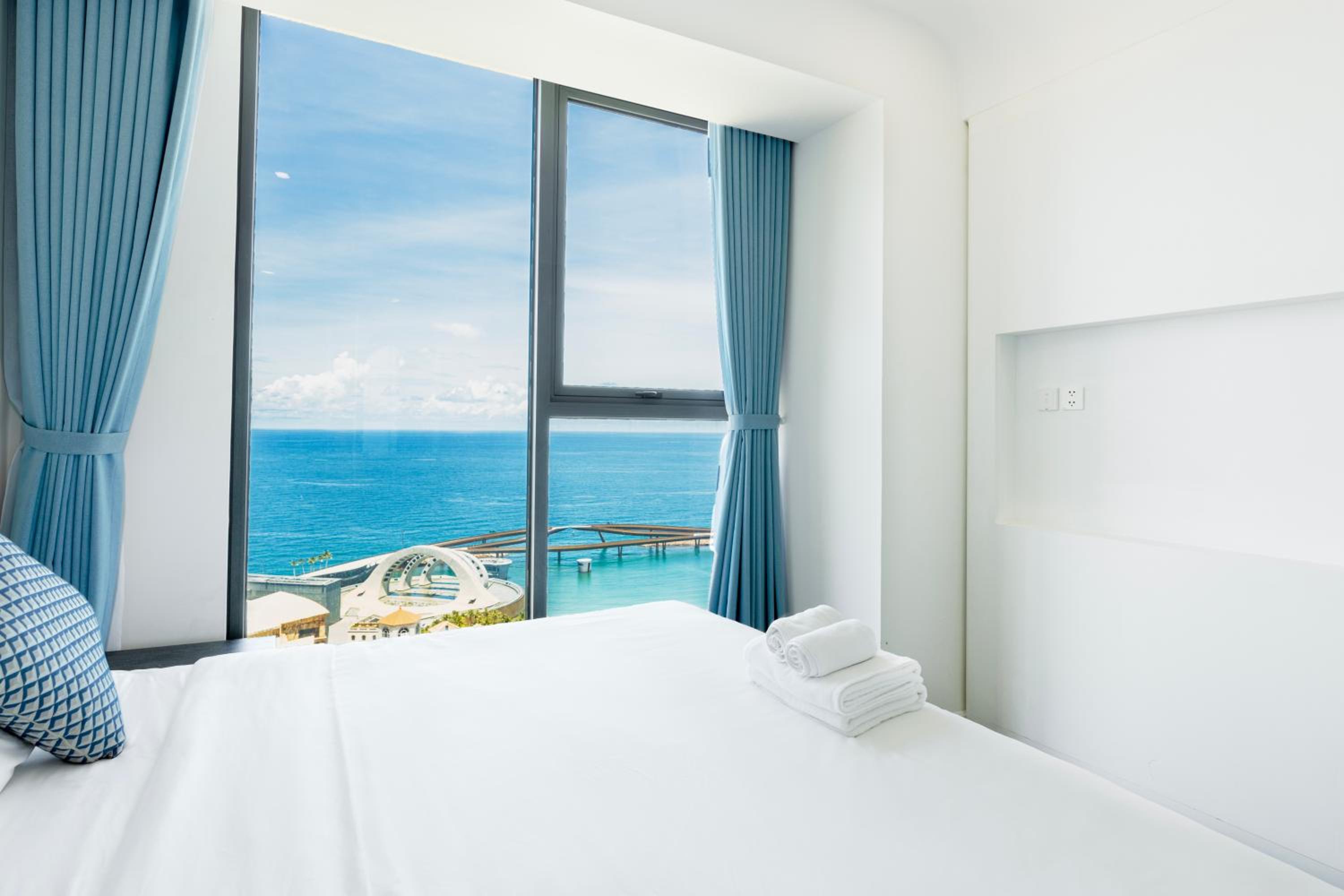 Three-Bedroom Apartment with Ocean View - Photo 11