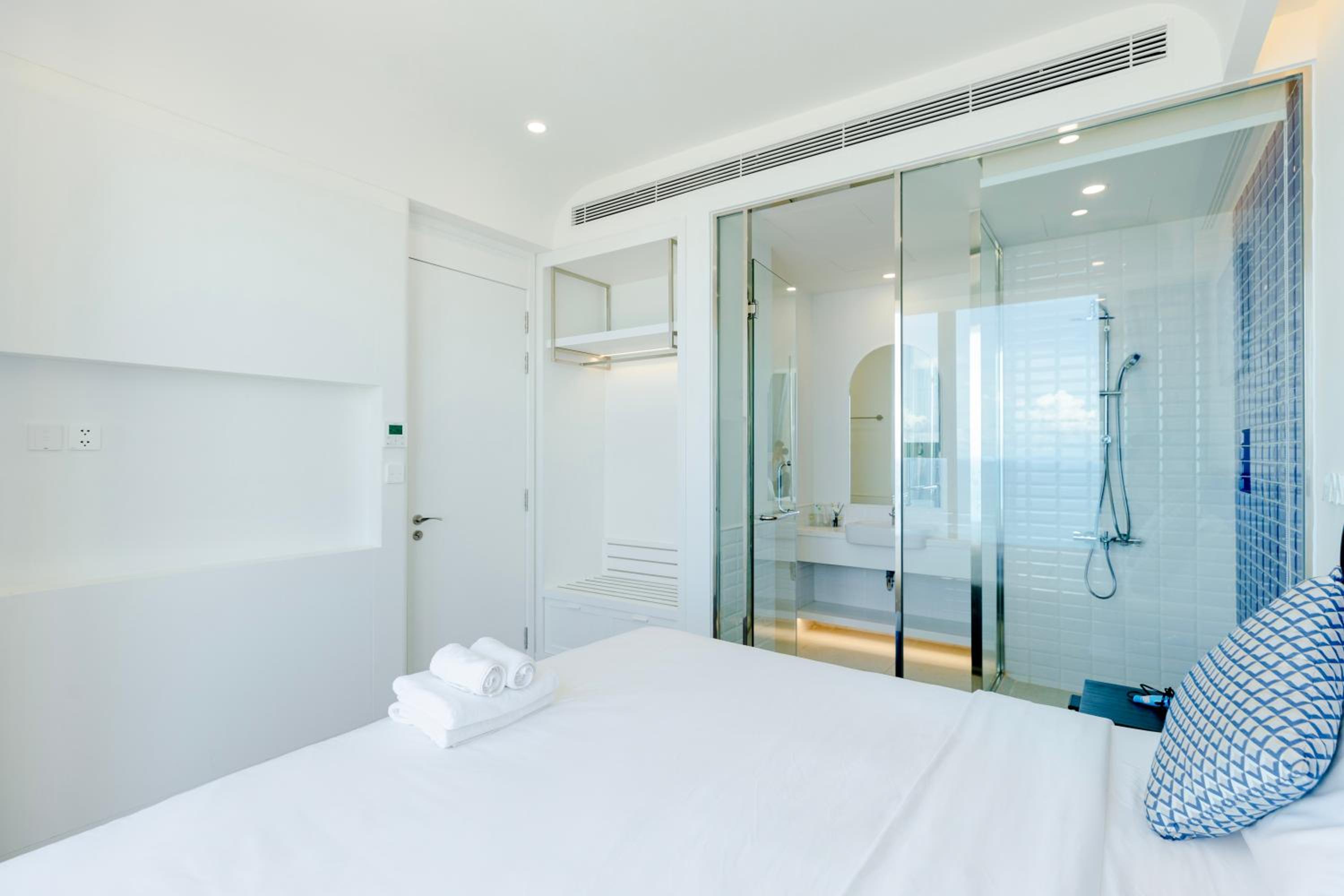 Three-Bedroom Apartment with Ocean View - Photo 14
