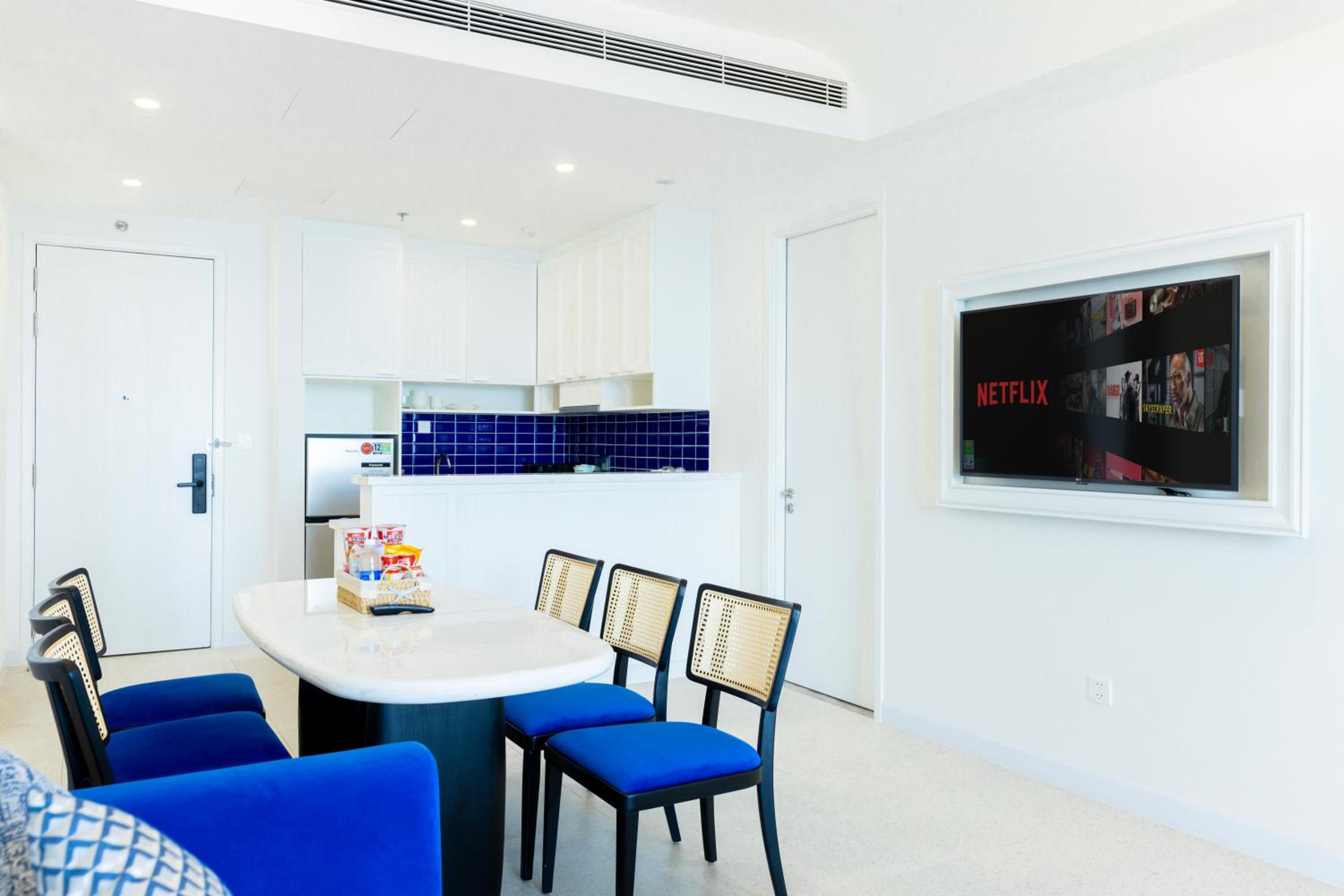 Three-Bedroom Apartment with Ocean View - Photo 31