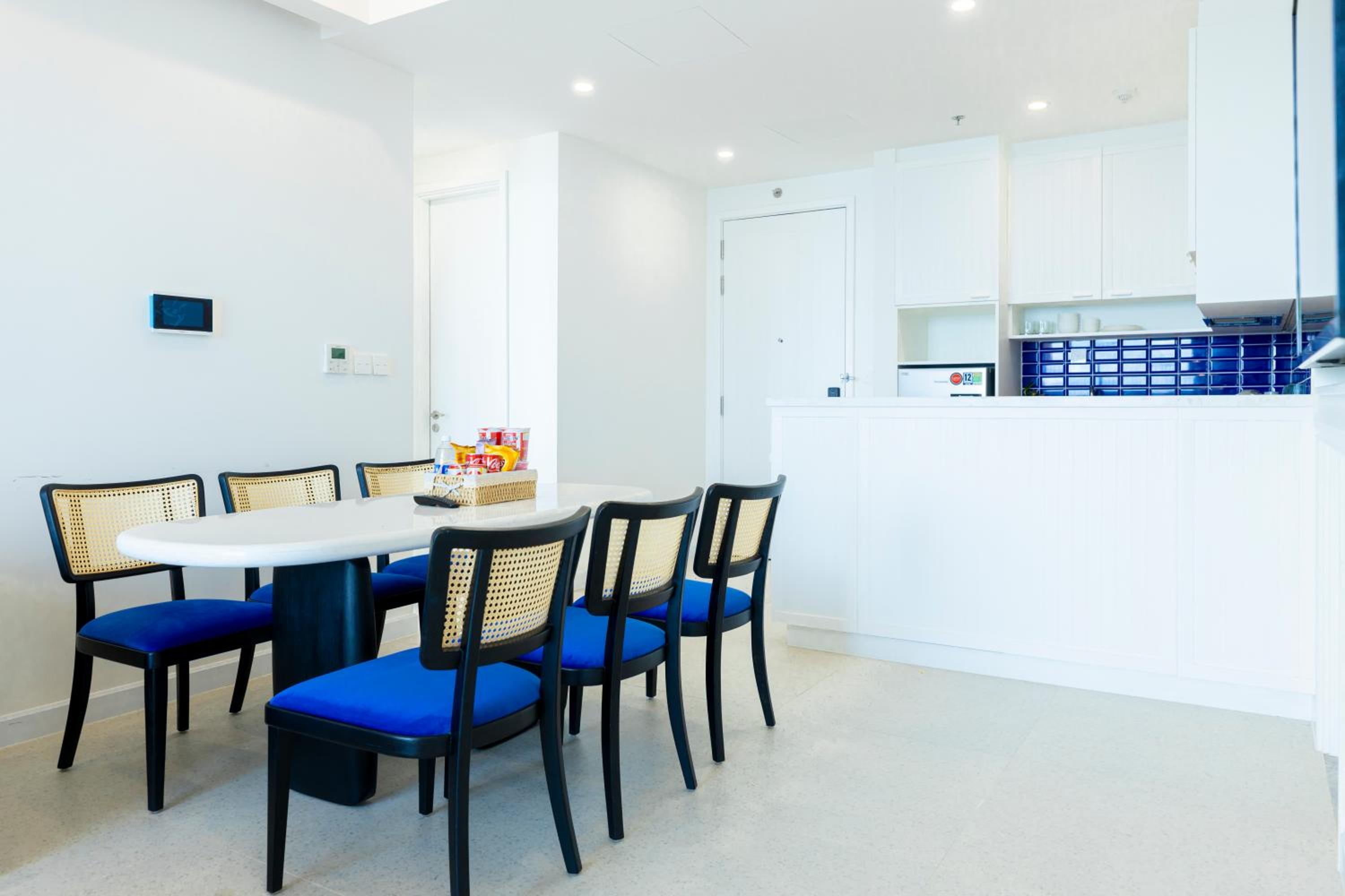 Three-Bedroom Apartment with Ocean View - Photo 29