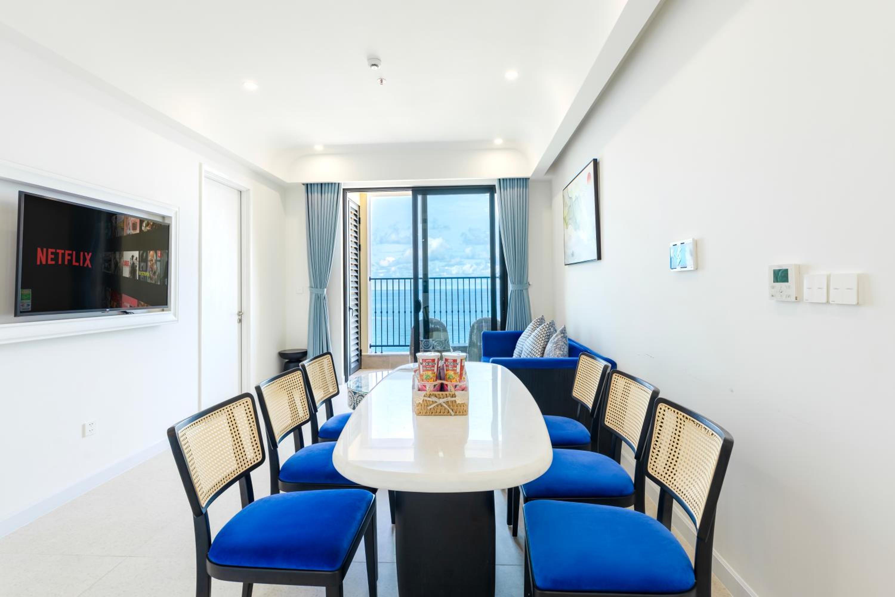 Three-Bedroom Apartment with Ocean View - Photo 15
