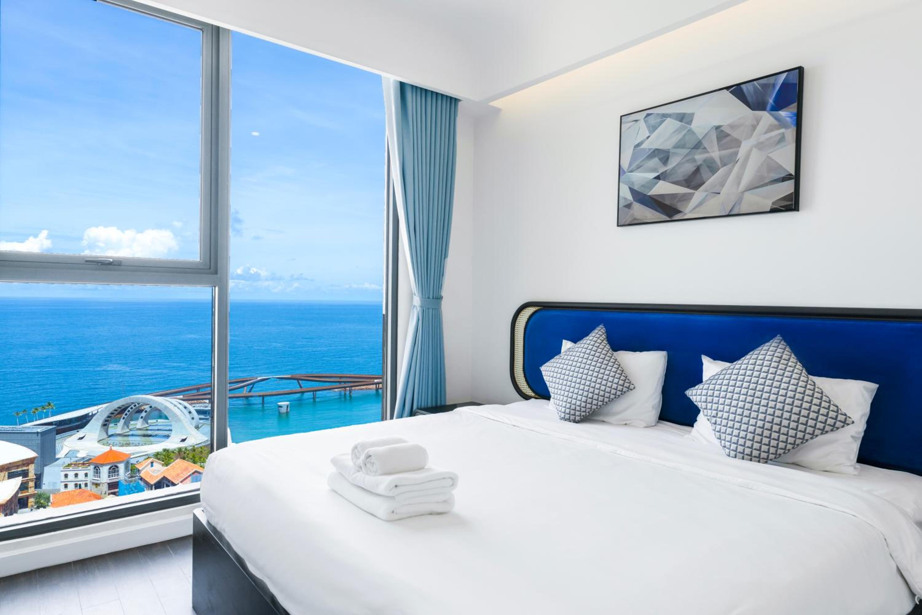 Three-Bedroom Apartment with Ocean View - Photo 33