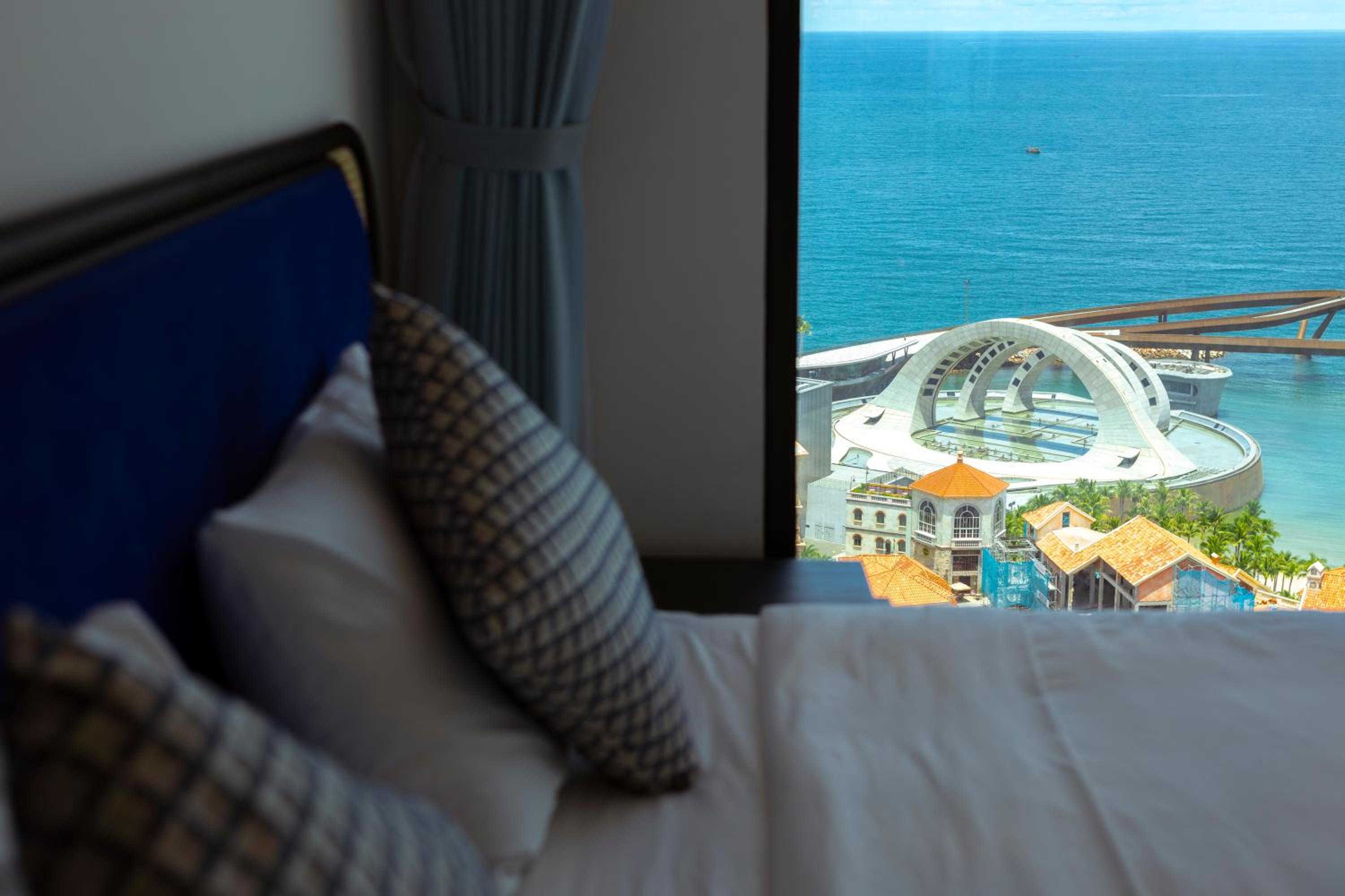 Three-Bedroom Apartment with Ocean View - Photo 5