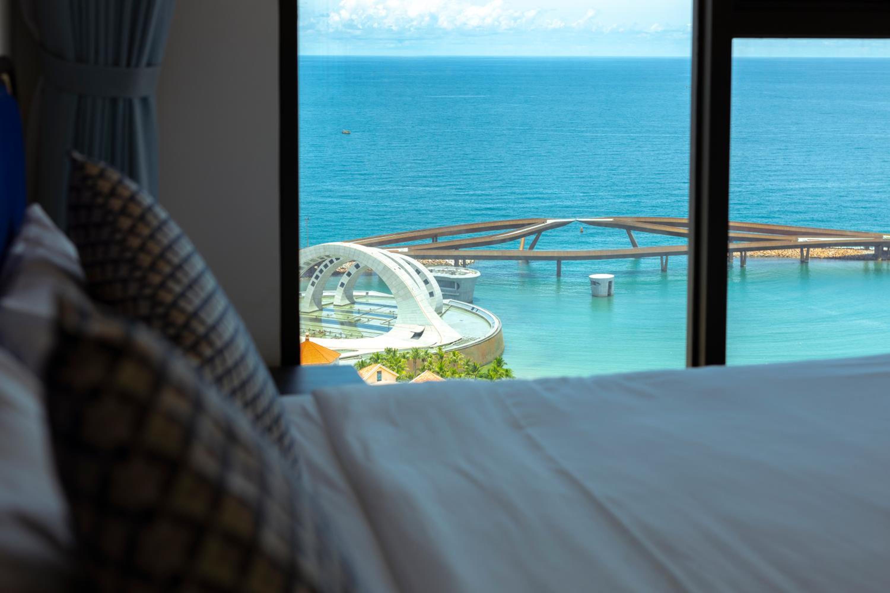 Three-Bedroom Apartment with Ocean View - Photo 37
