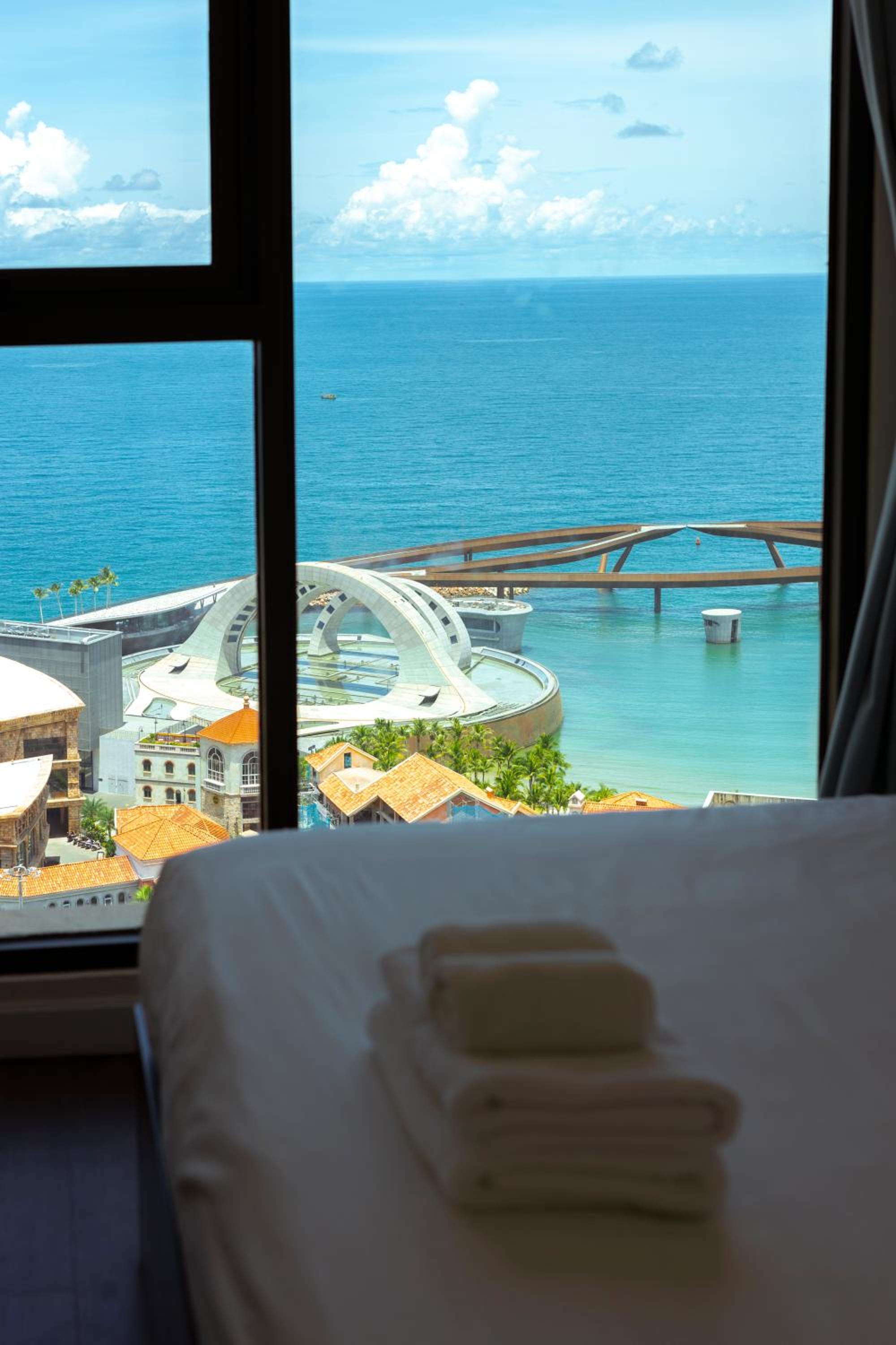 Three-Bedroom Apartment with Ocean View - Photo 4