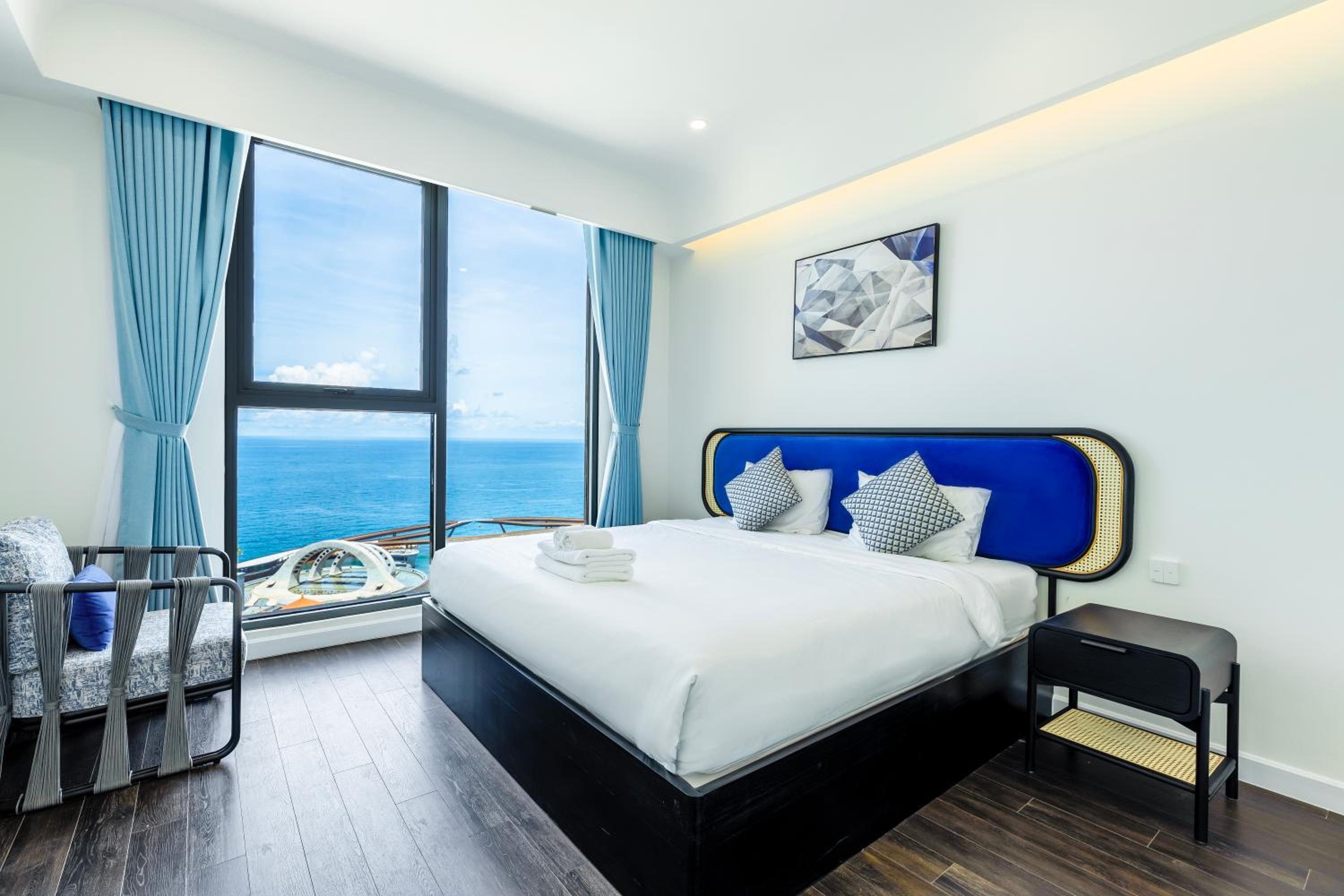 Three-Bedroom Apartment with Ocean View - Photo 34