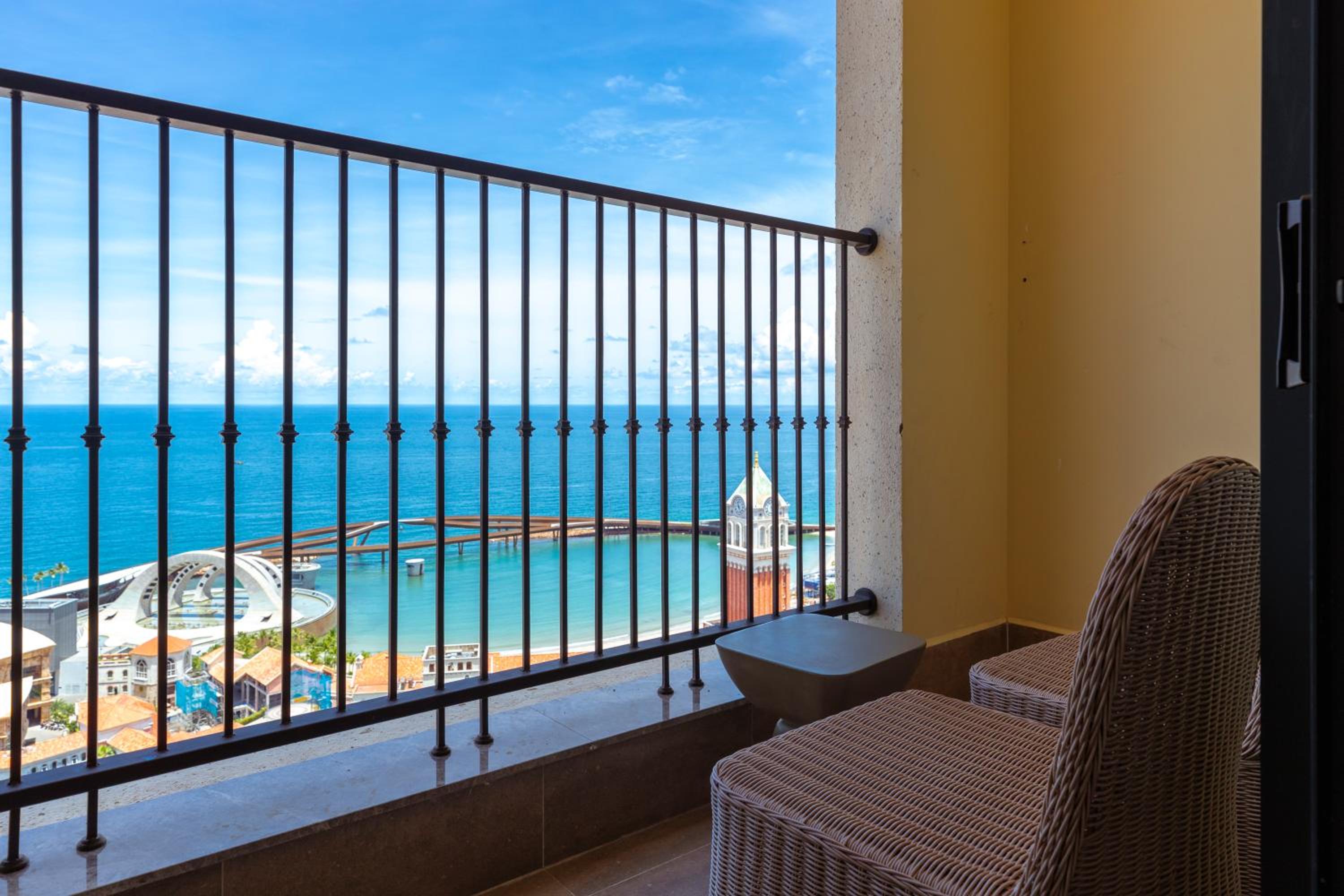 Three-Bedroom Apartment with Ocean View - Photo 3