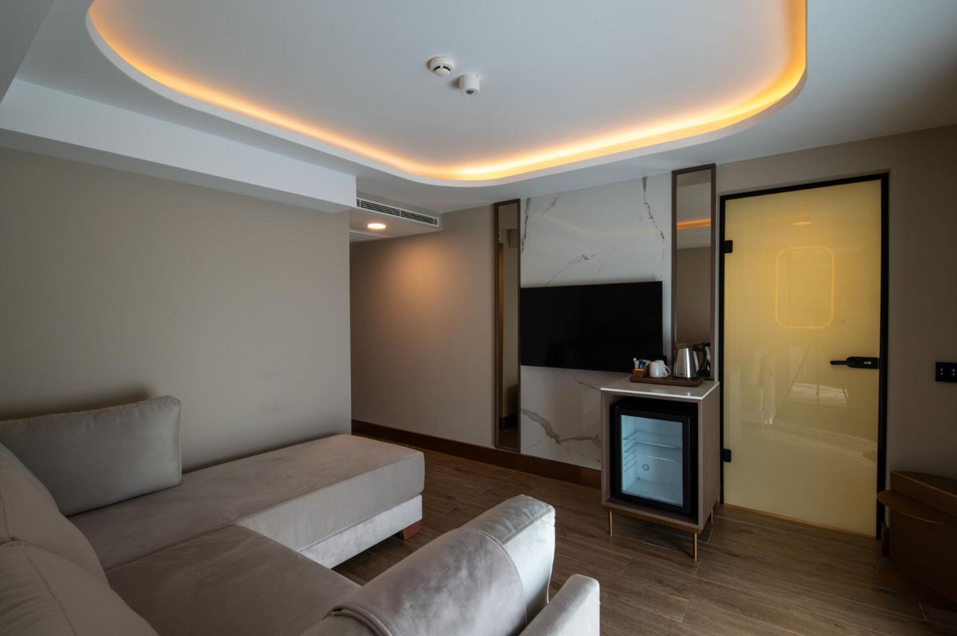 Executive Suite With Balcony And Jetted Tub photo 2
