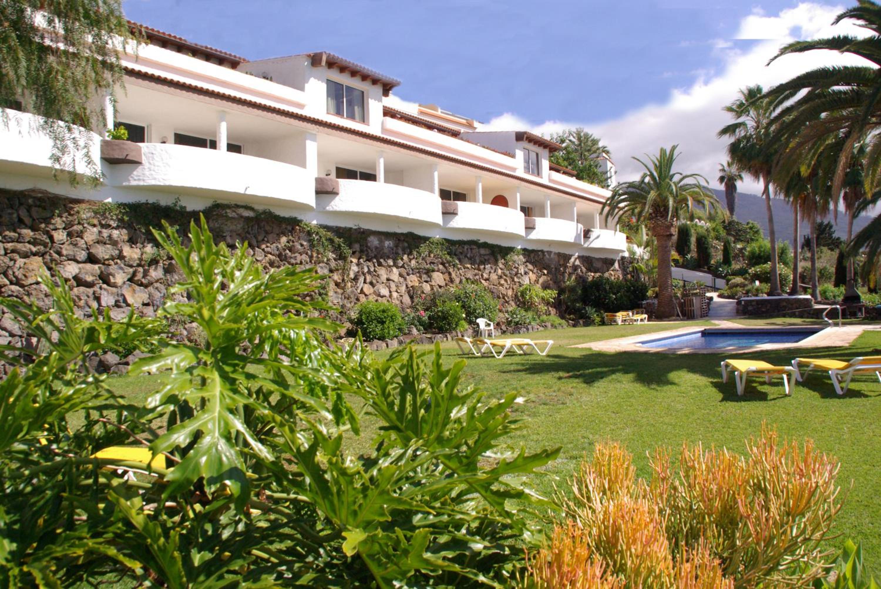 One-Bedroom Apartment with Sea View and Balcony