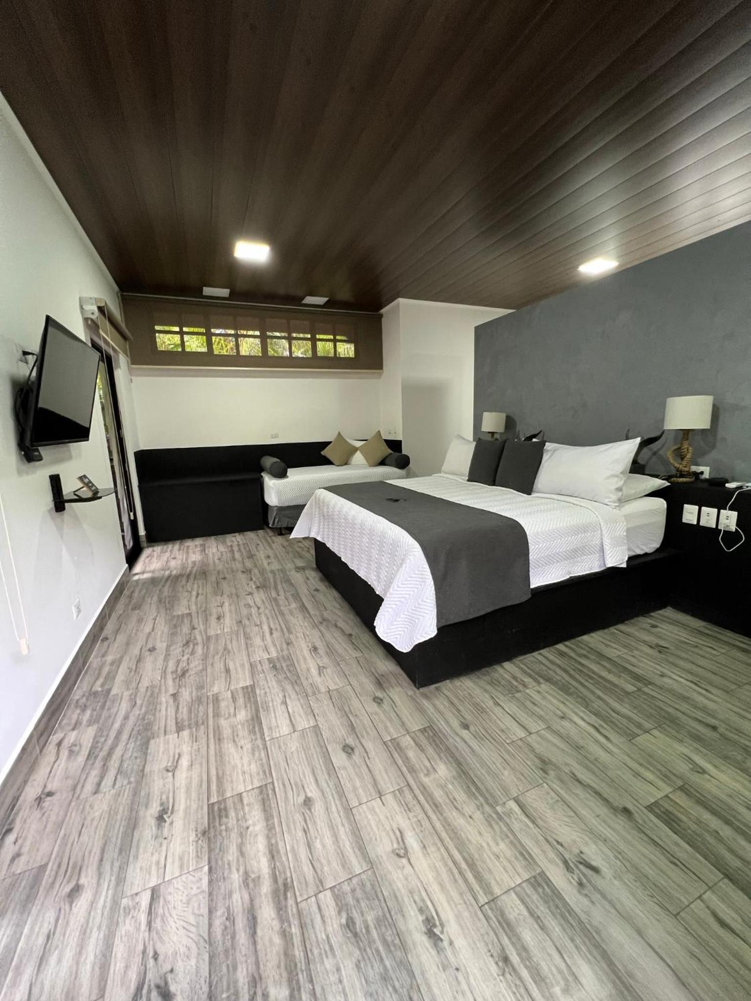 Deluxe Suite with Spa Bath photo 2