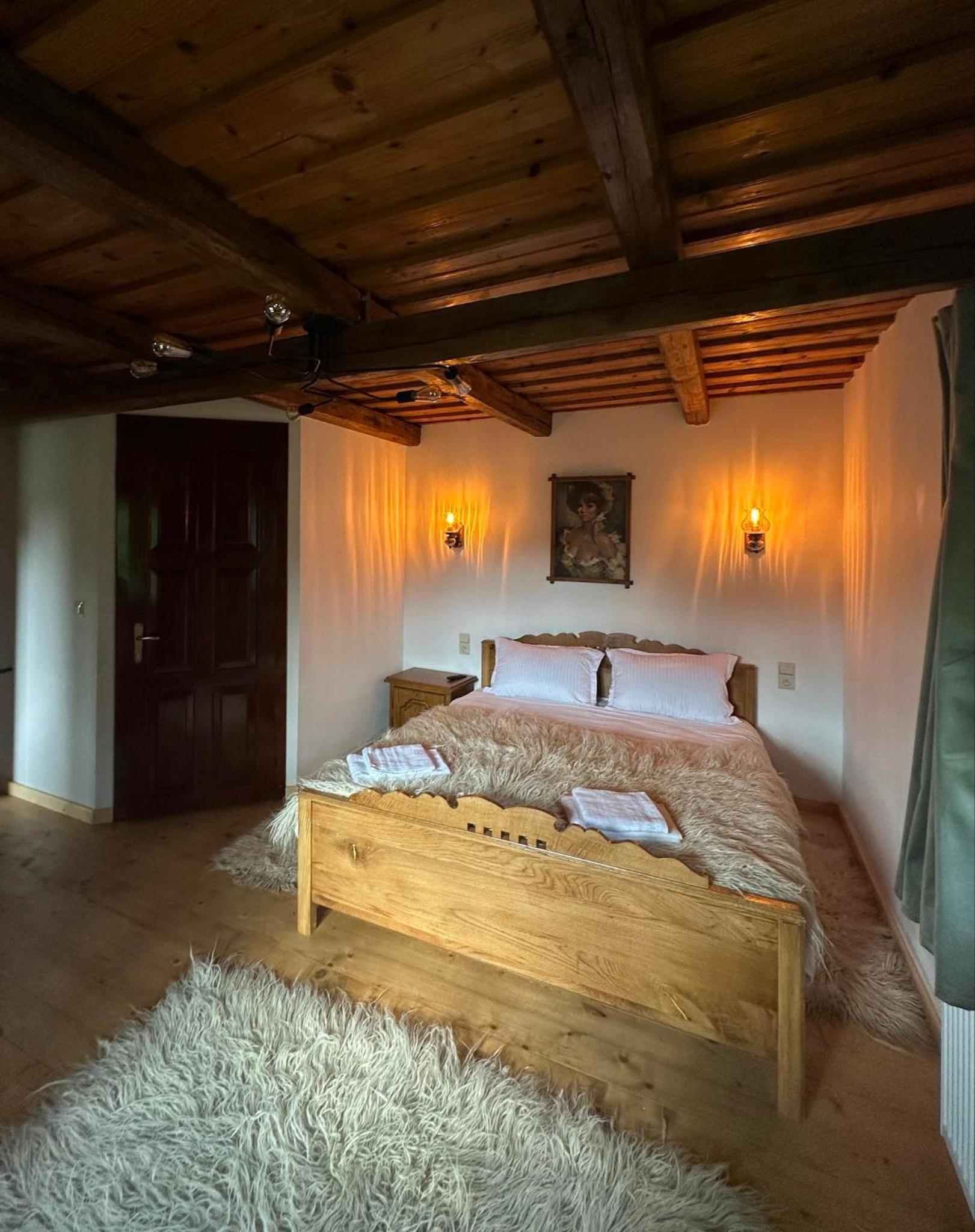 Six-Bedroom House photo 1