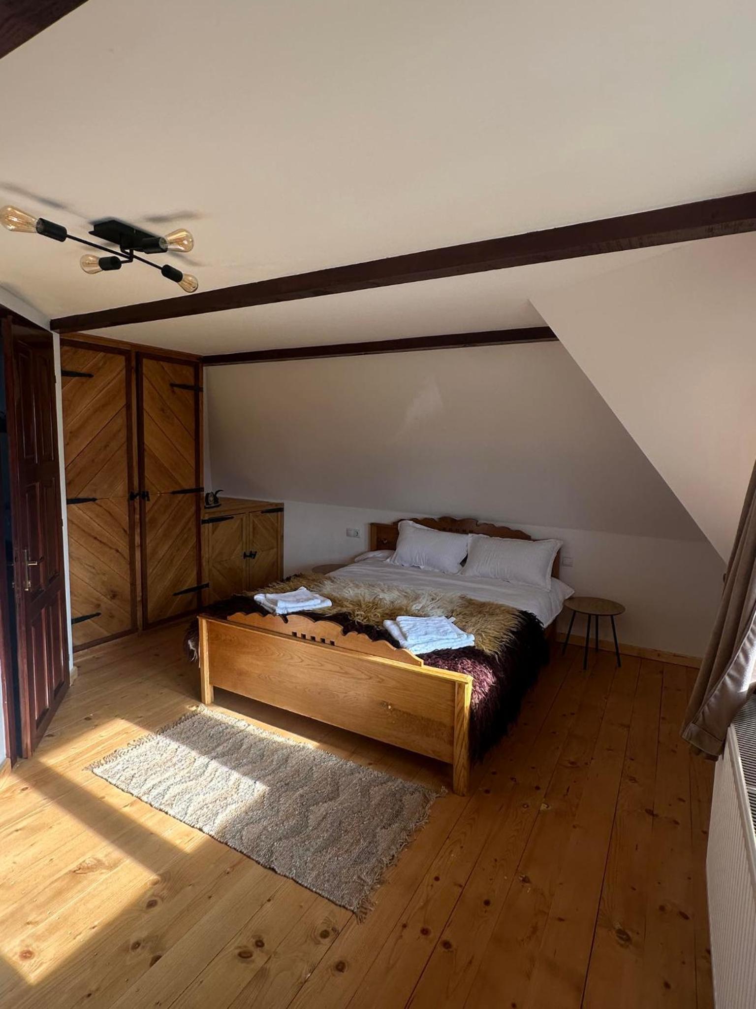 Six-Bedroom House photo 2