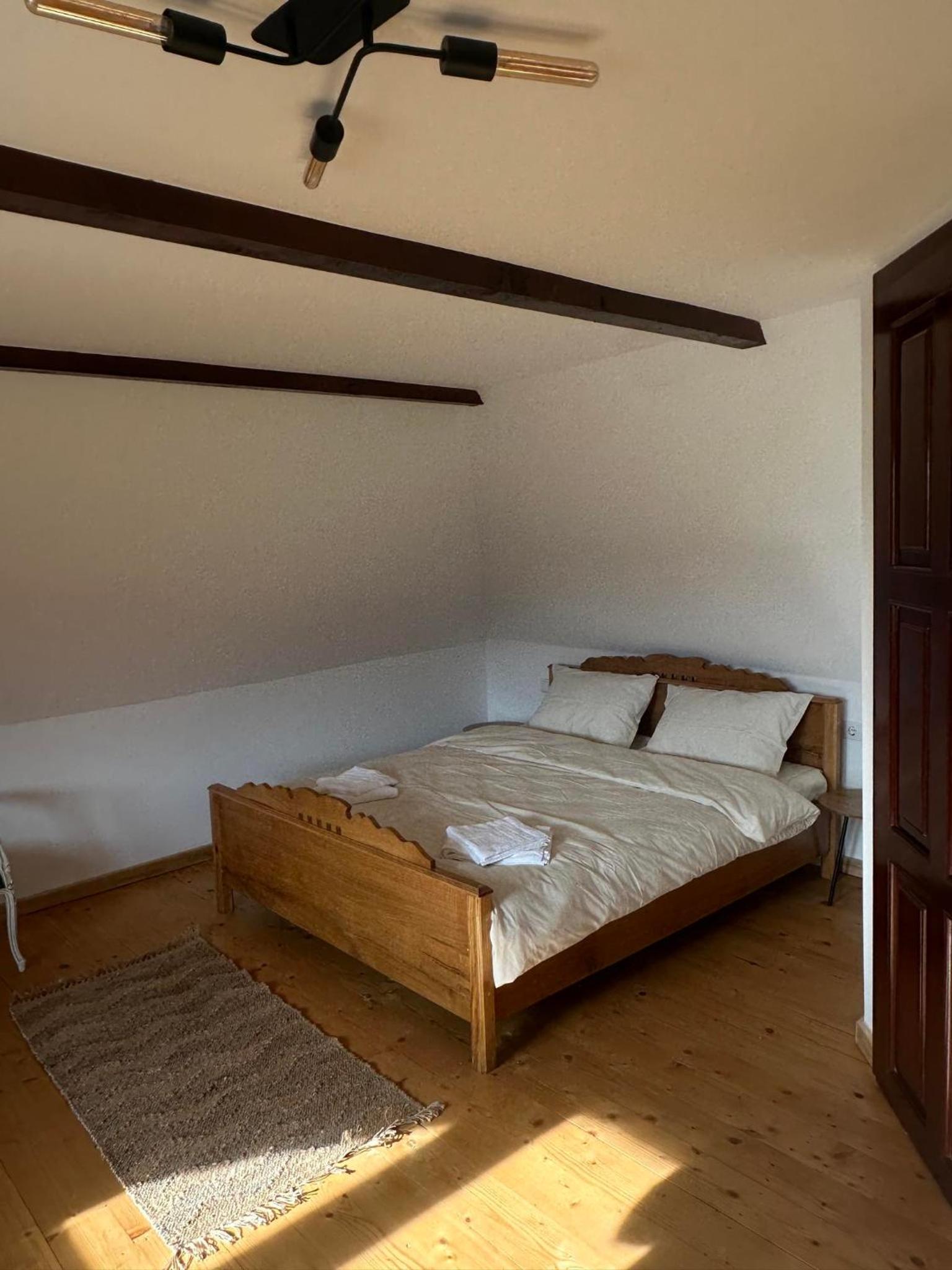 Six-Bedroom House photo 3
