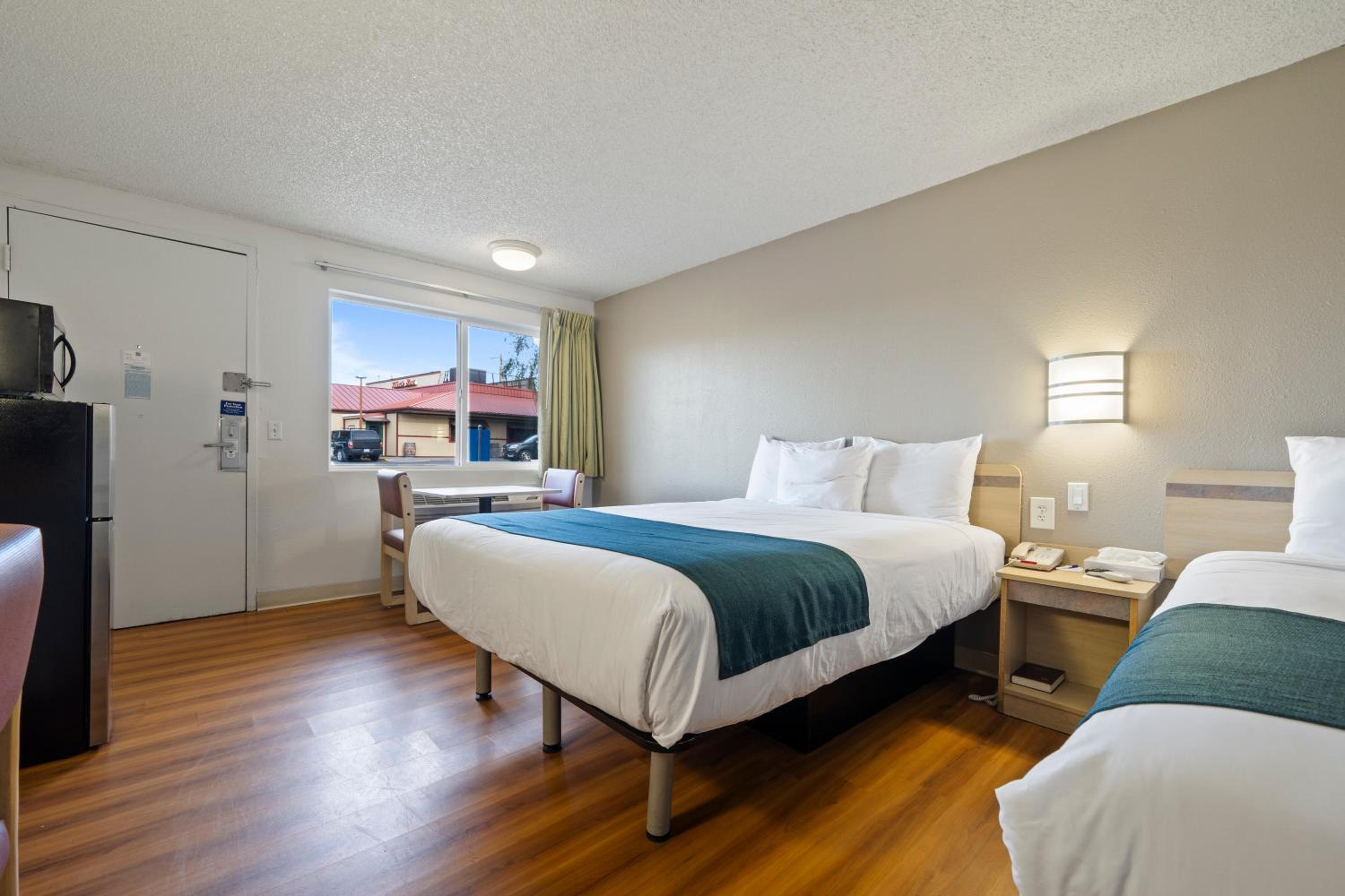 Queen Room with Two Queen Beds - Non-Smoking - Photo 7