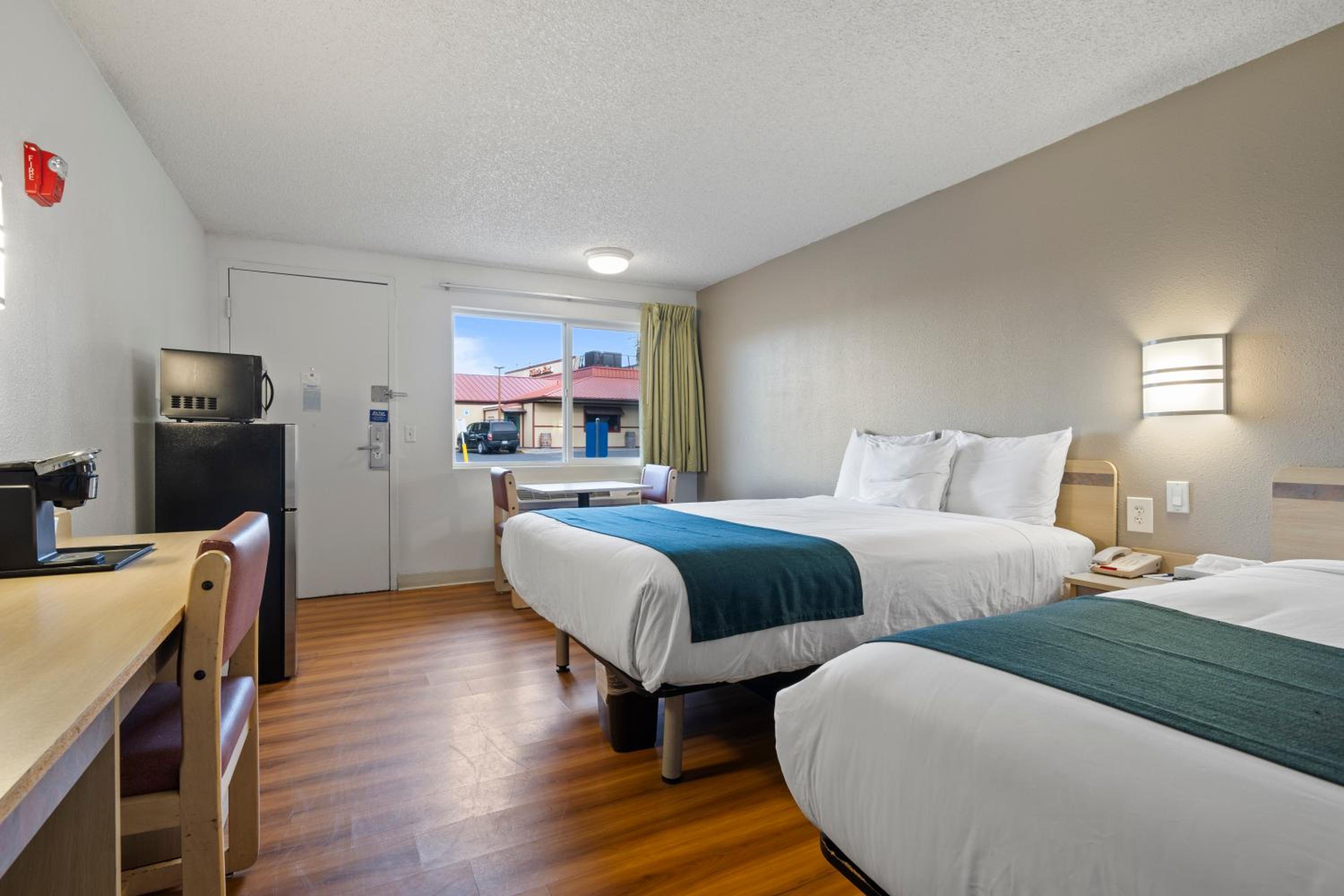 Queen Room with Two Queen Beds - Non-Smoking - Photo 2