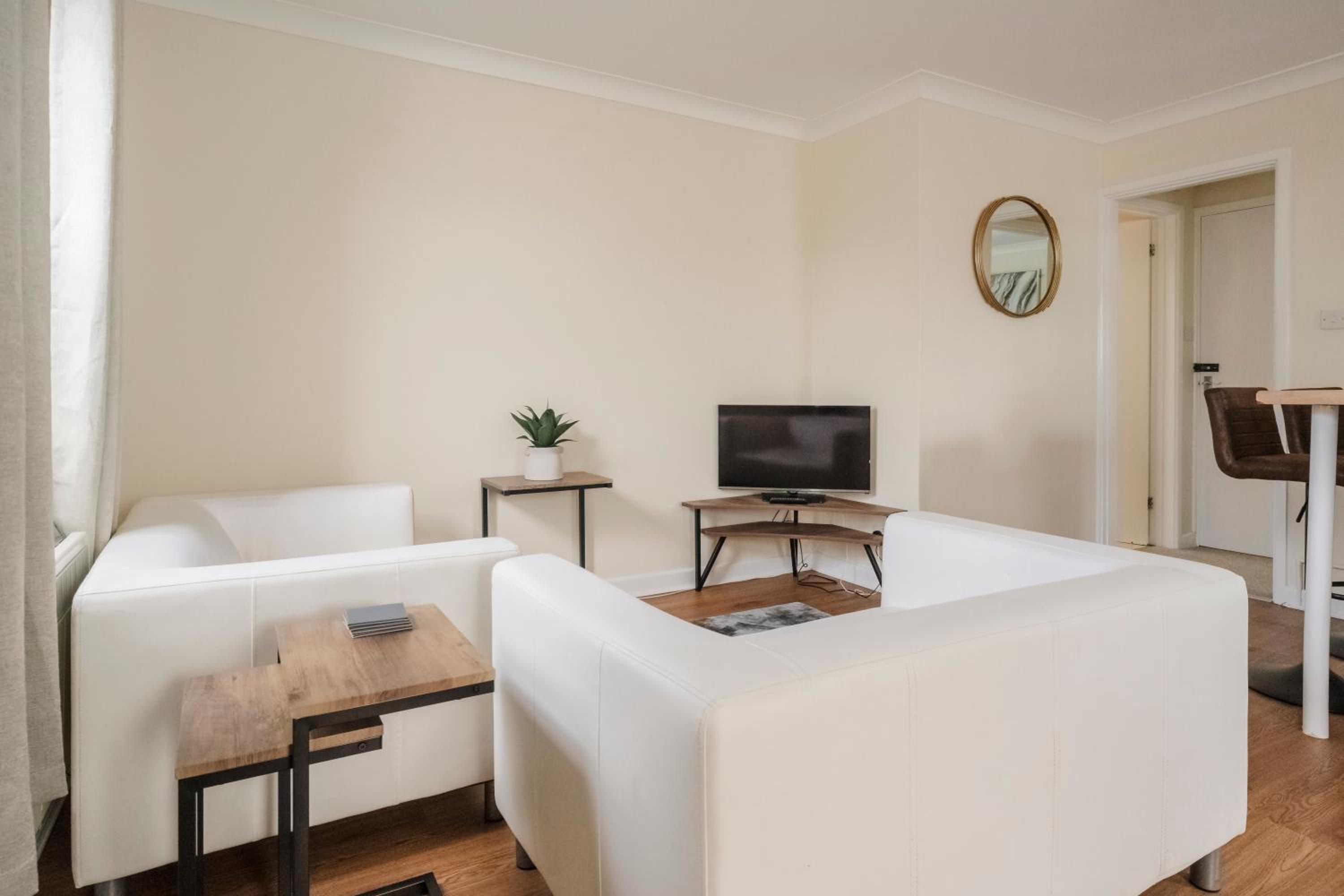 One-Bedroom Apartment photo 1