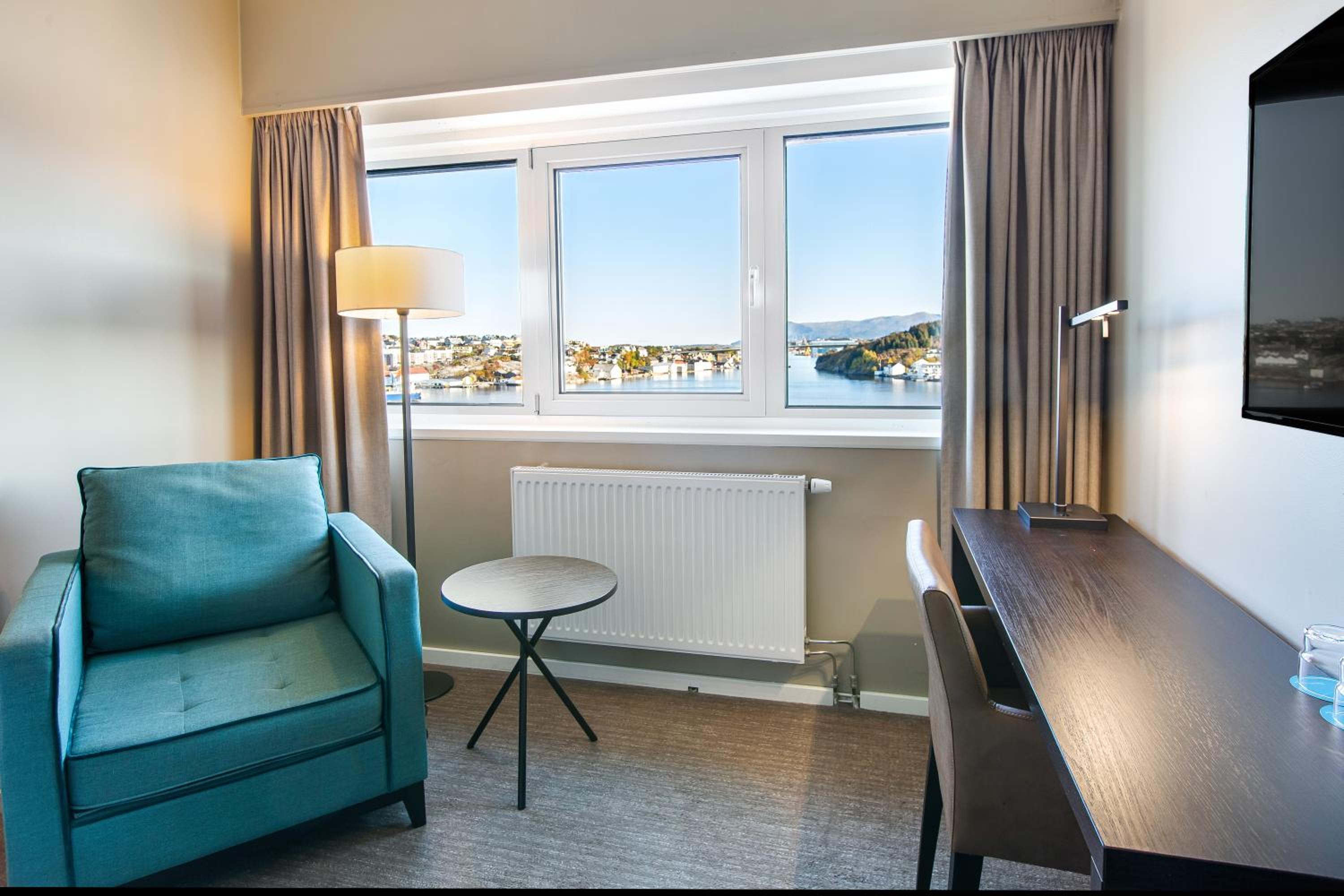 Standard Twin Room with Sea View - Photo 3