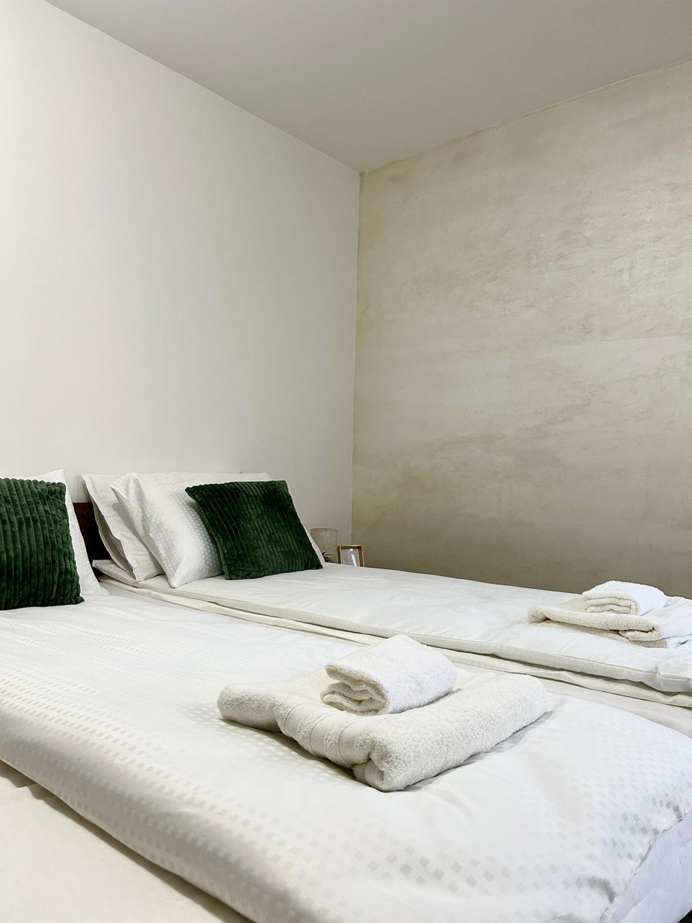 One-Bedroom Apartment with City View photo 2