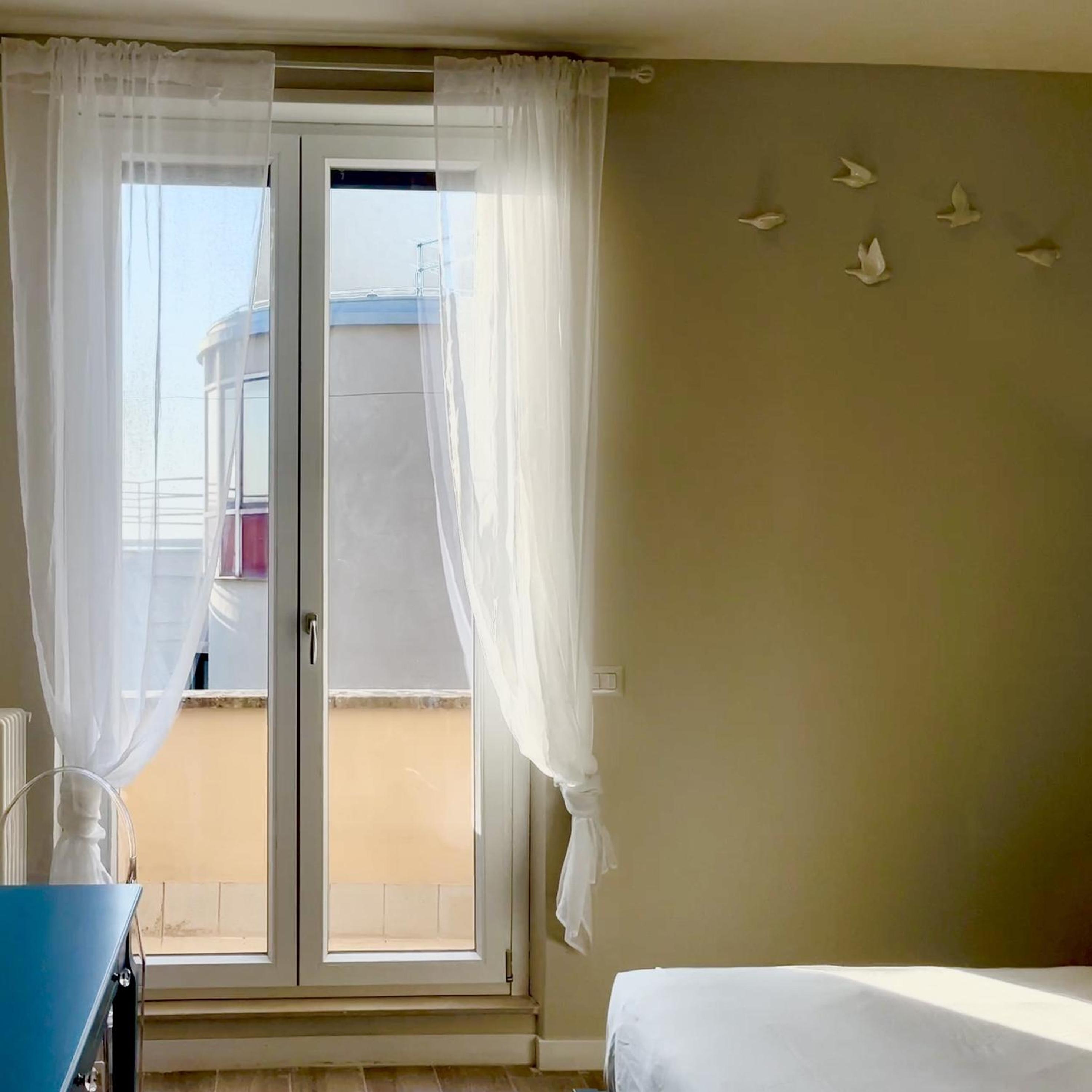 Large Double Room with Private External Bathroom photo 3