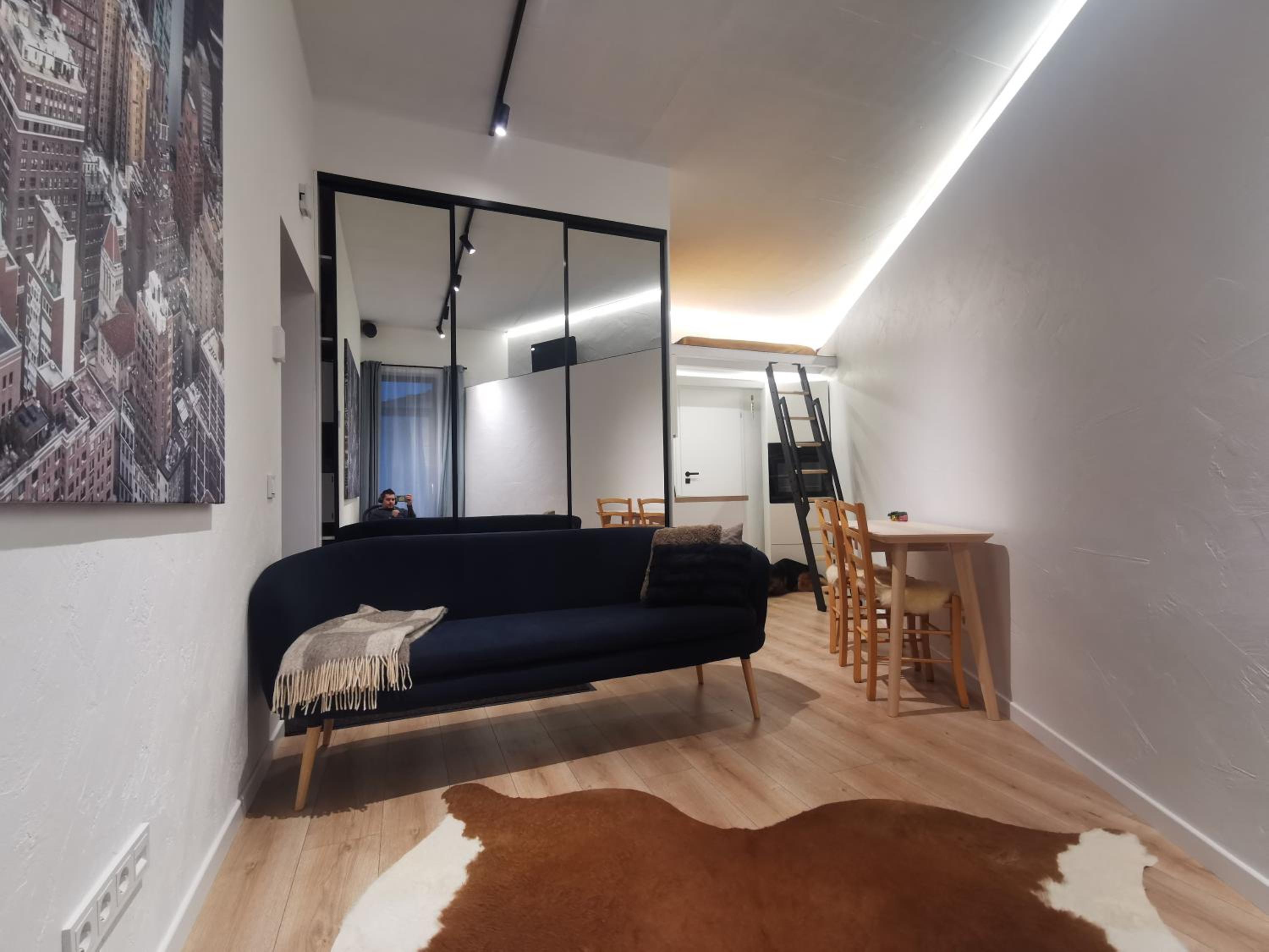 One-Bedroom Apartment photo 1