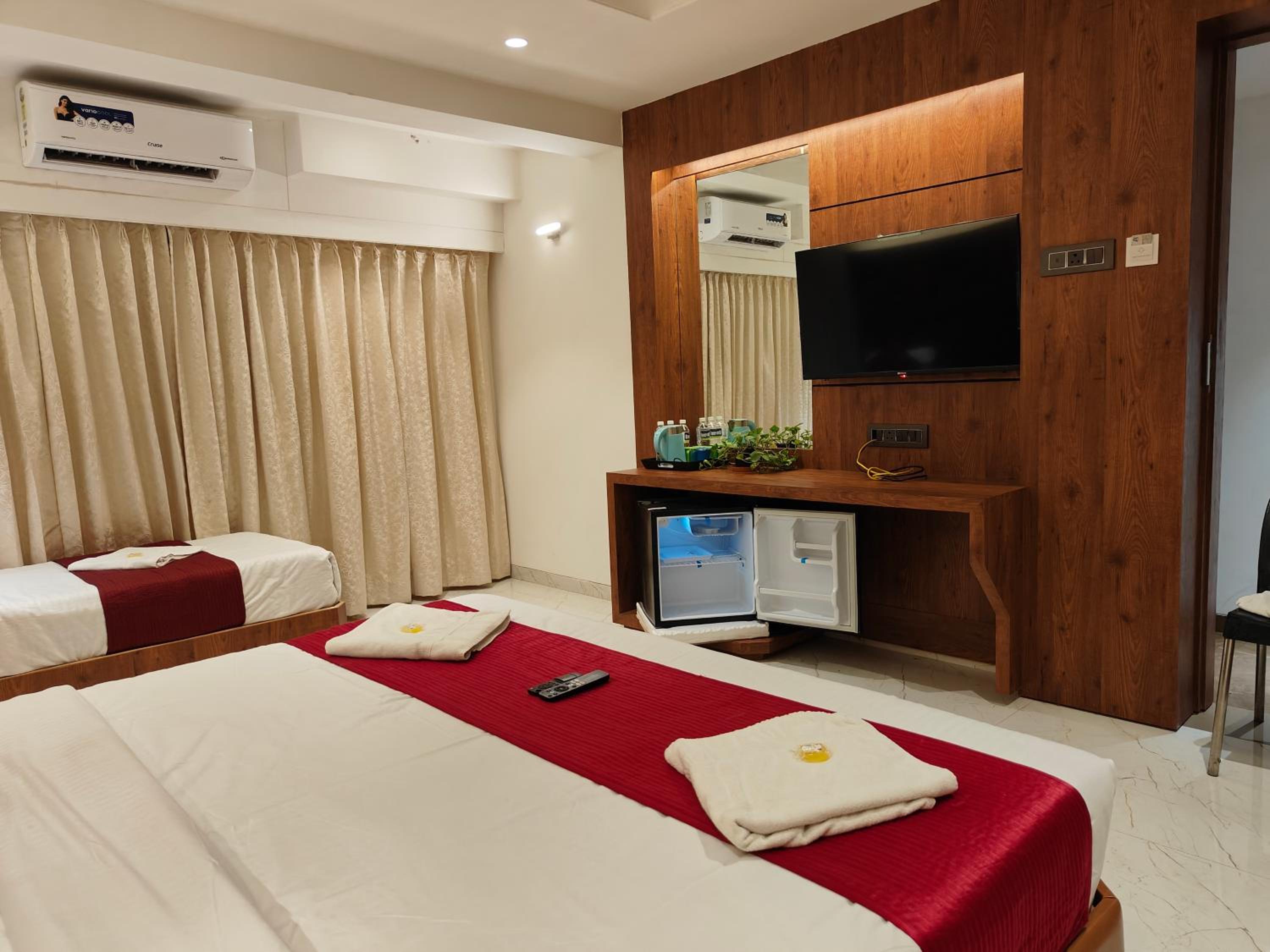  VIP 3 Bed AC Room - Photo 8