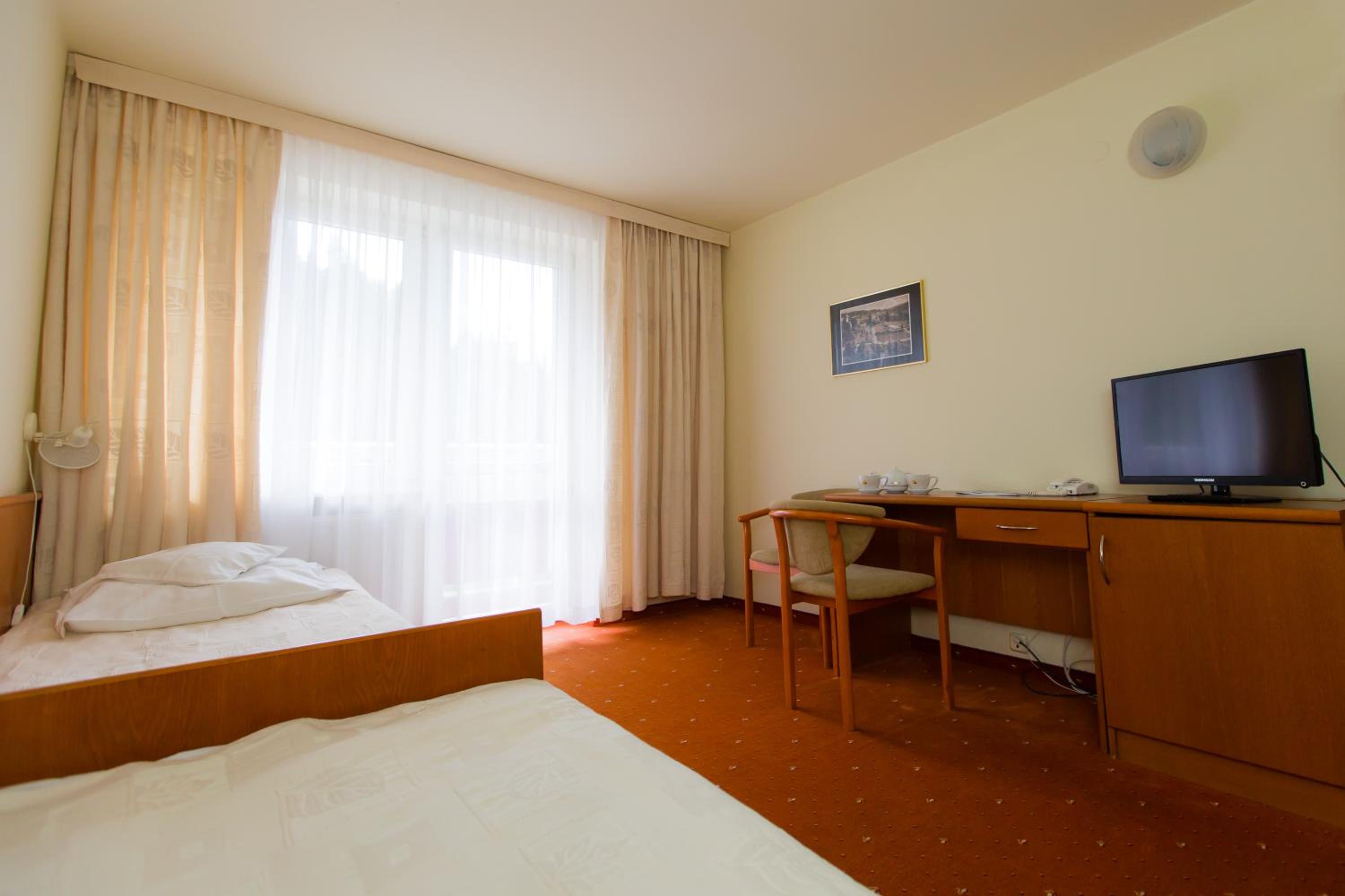 Twin Room - Photo 3