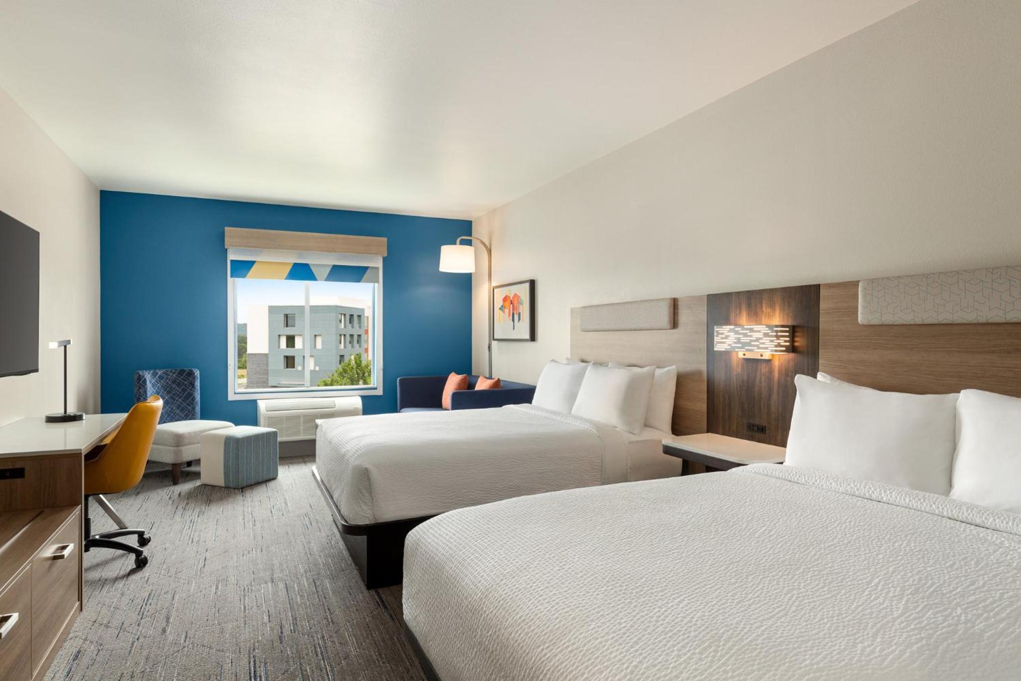 Queen Suite with Two Queen Beds - Photo 3
