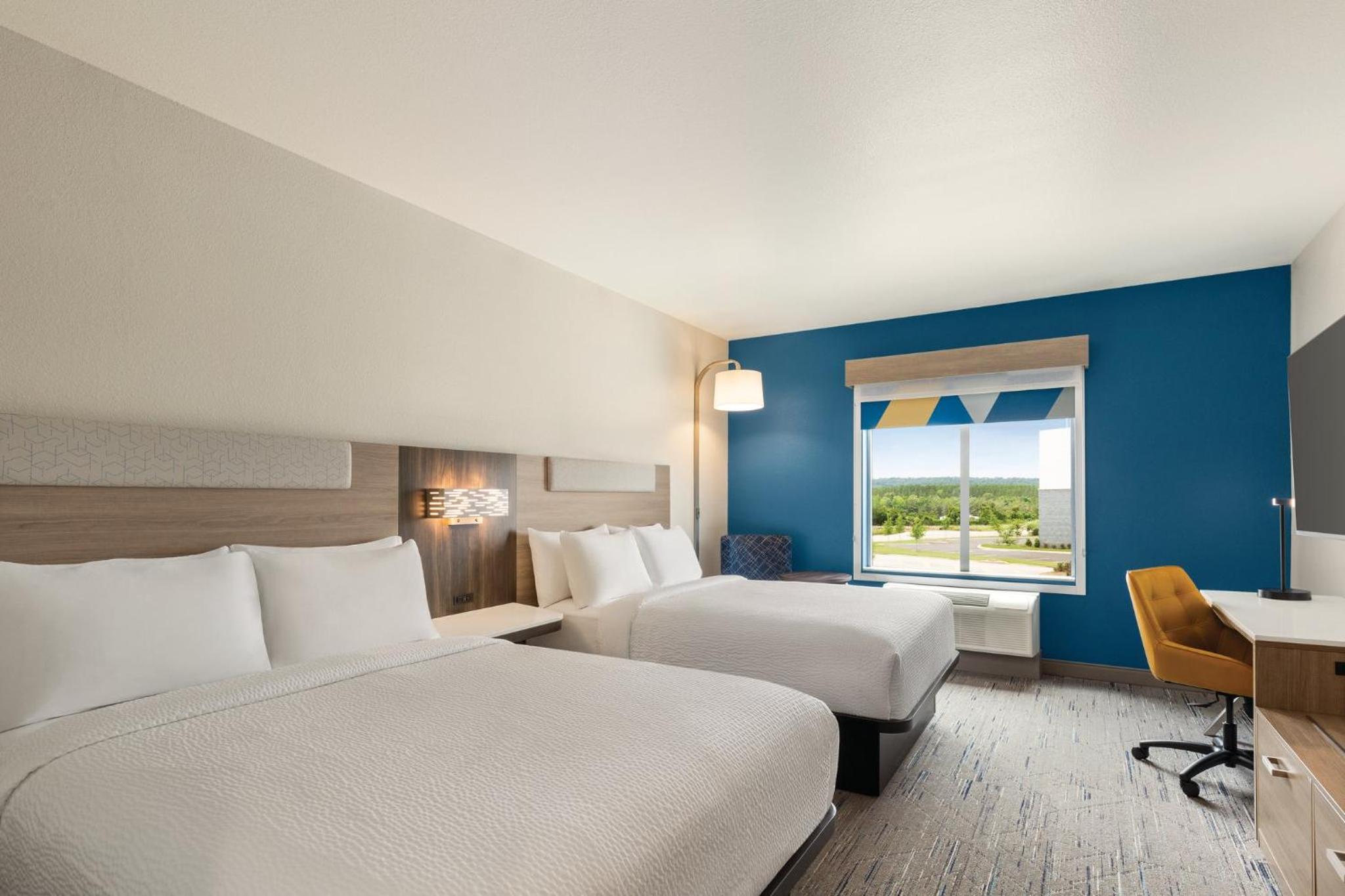 Standard Room with Two Queen Beds - Photo 3