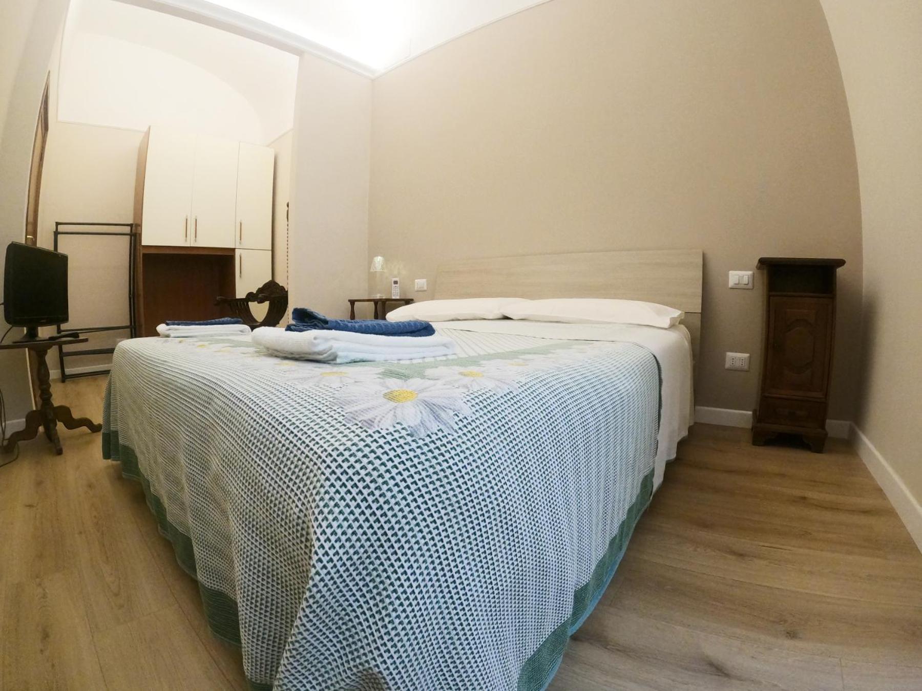 Double Room with Shared Bathroom photo 2