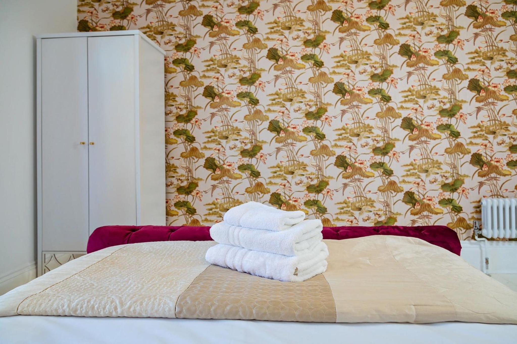 Luxury Double Room With Jacuzzi Bath - Photo 25
