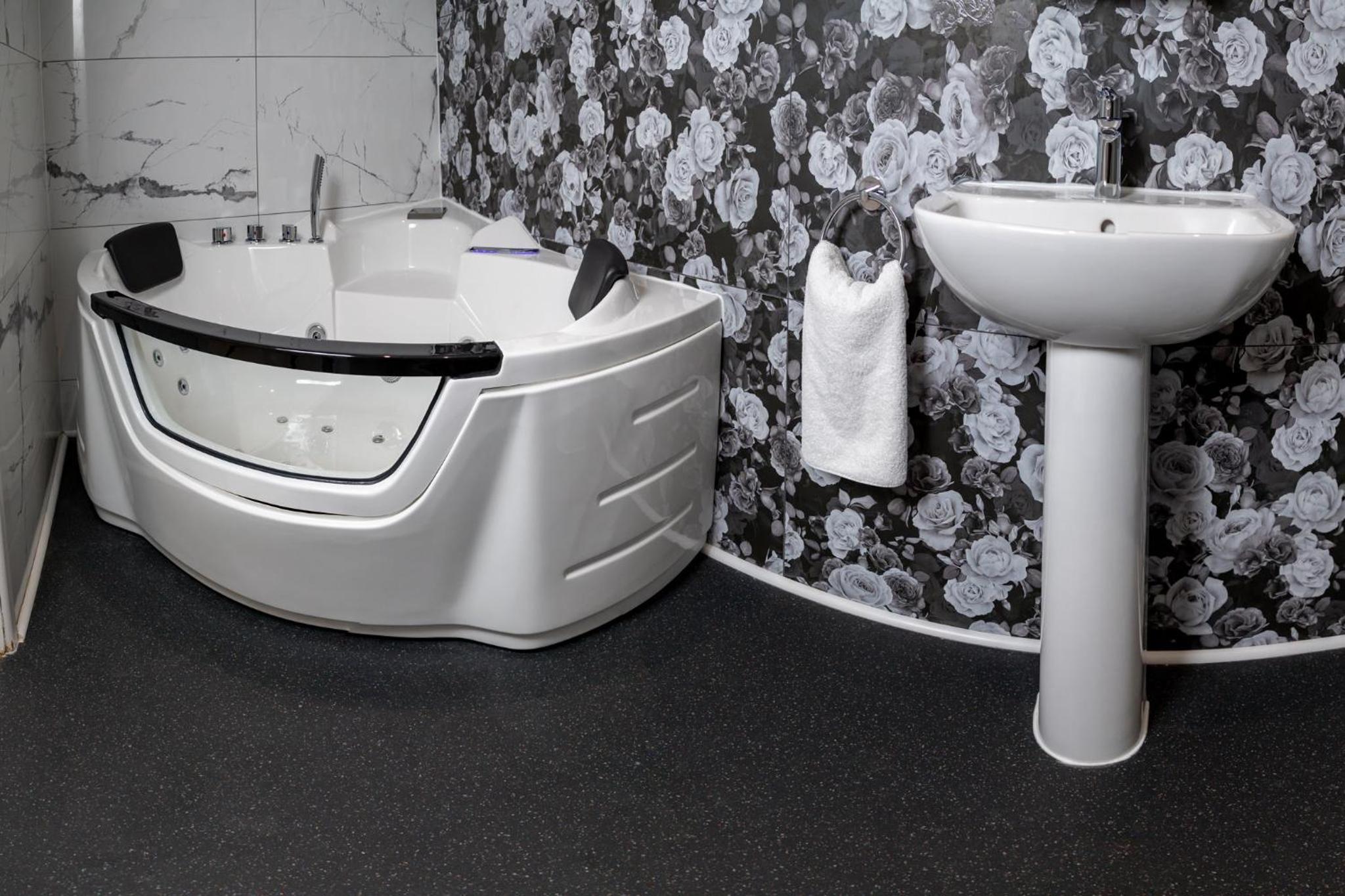 Luxury Double Room With Jacuzzi Bath - Photo 37
