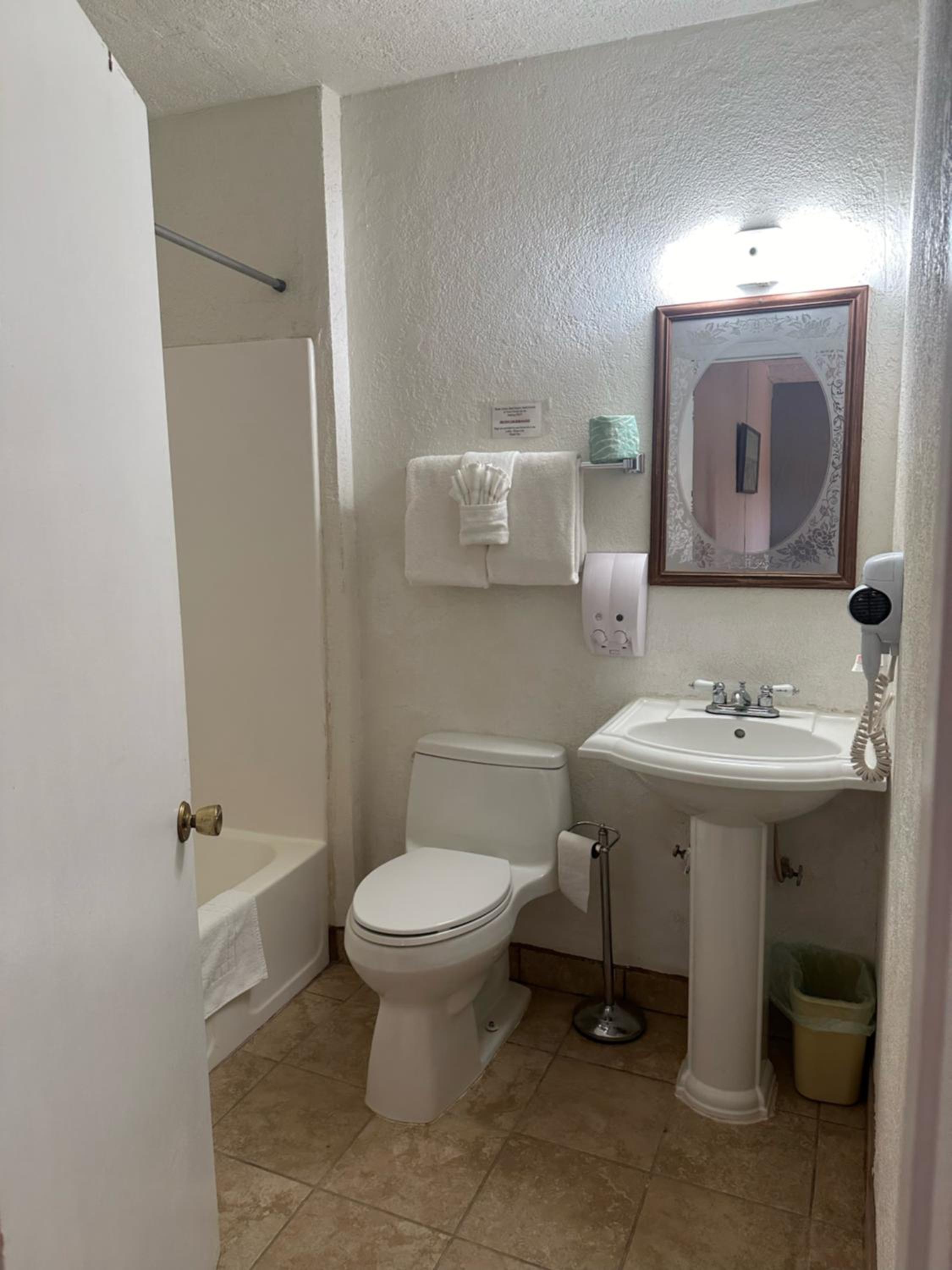 Standard Queen Room photo 3