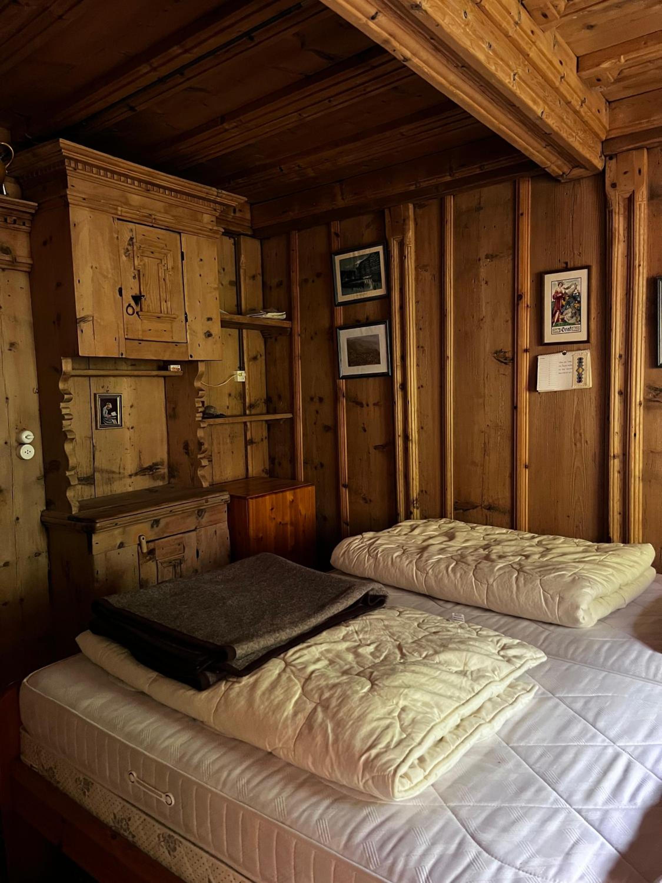 Five-Bedroom House photo 1