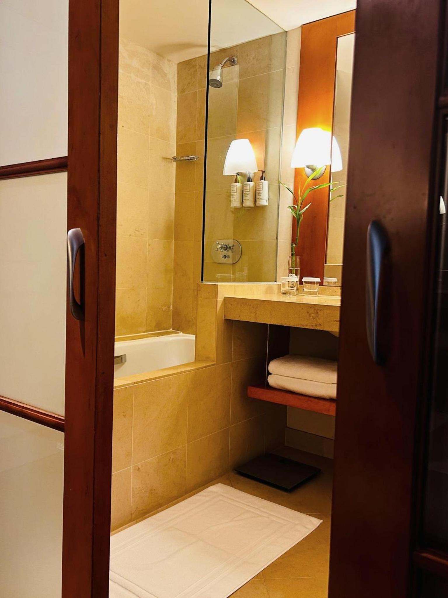 Deluxe King Room - Photo 7
