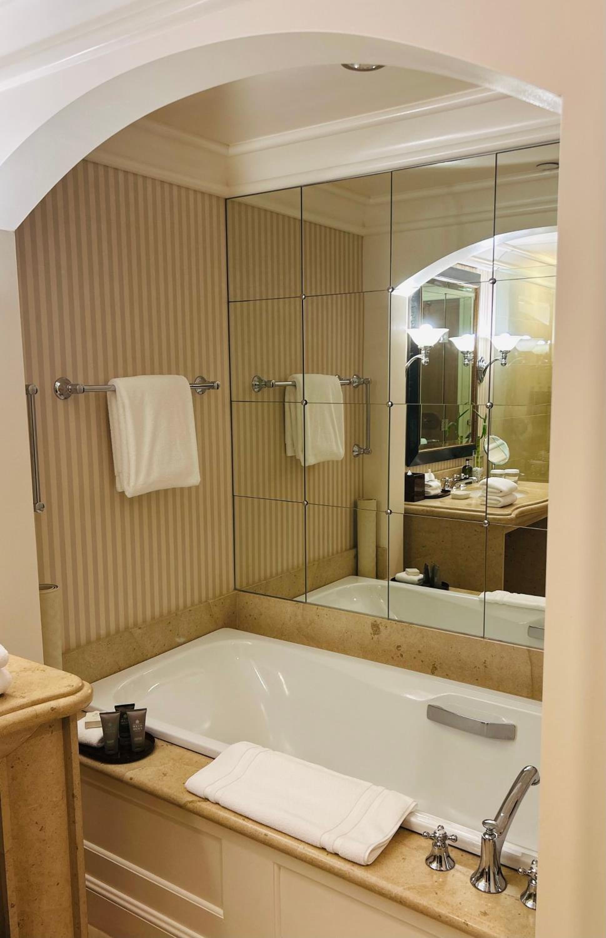Executive 1 Bedroom Suite King Bed - Photo 8