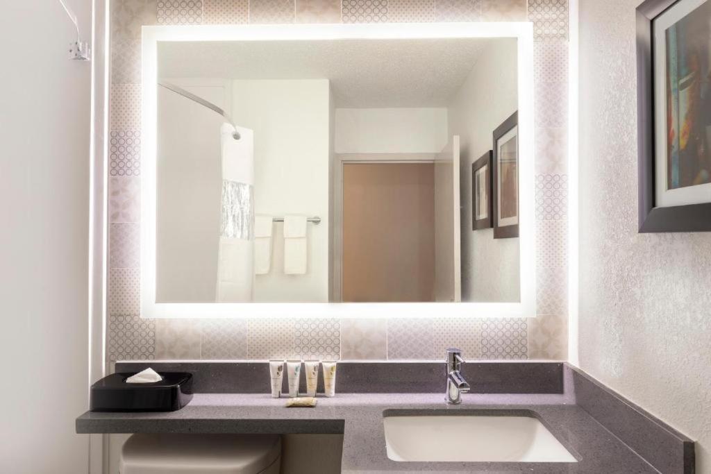 Efficiency King Room with Tub - Disability Access/Non Smoking photo 3